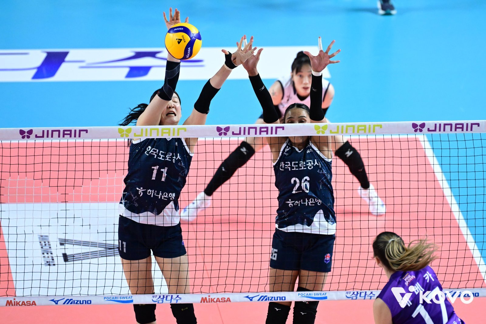 도로공사 김세빈(11번)과 타나차(26번)가 김천체육관에서 열린 흥국생명과 홈경기서 레베카의 스파이크를 블로킹하고 있다. 사진제공|KOVO