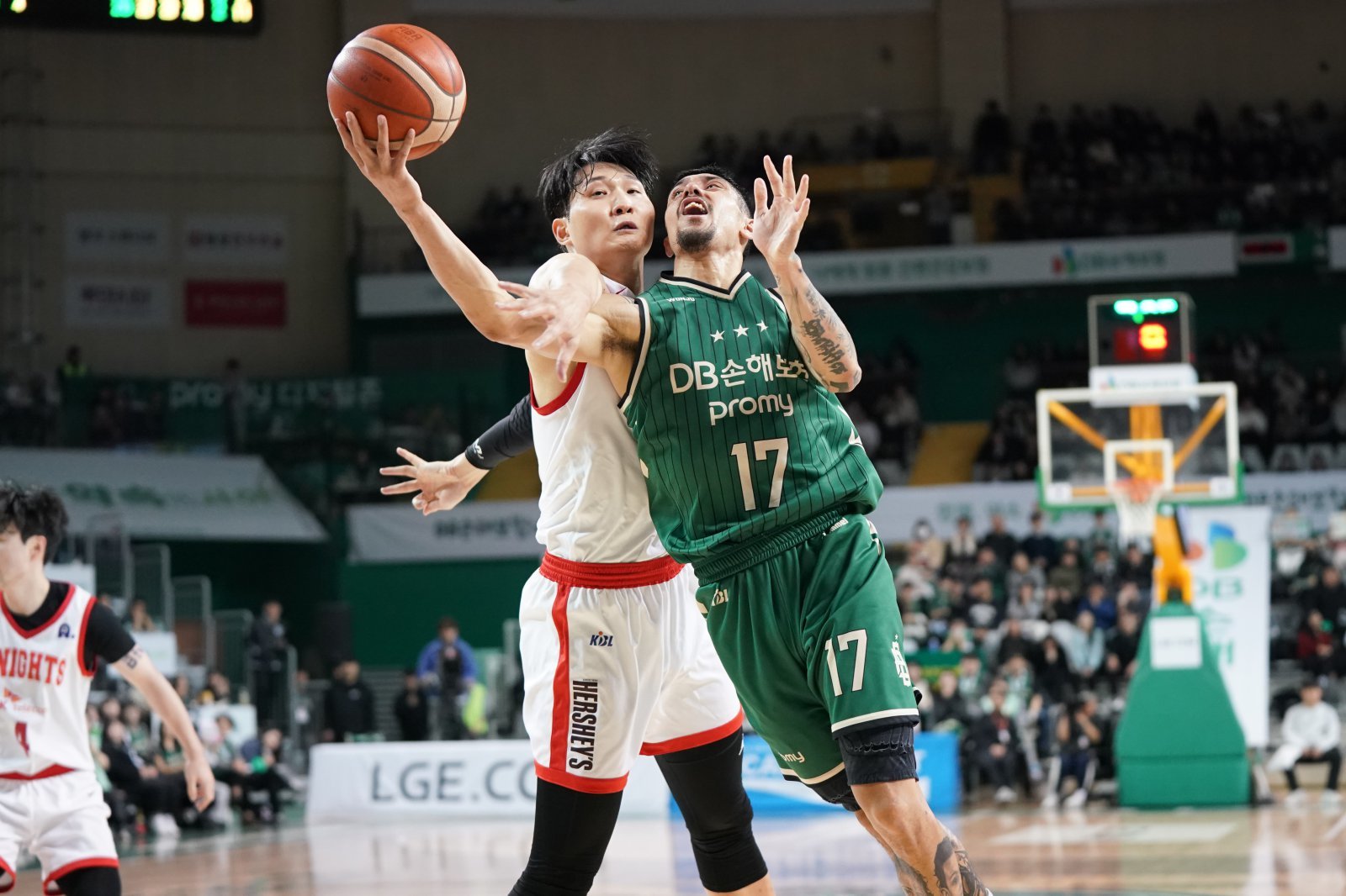DB 이선 알바노(오른쪽)가 11일 원주DB프로미아레나서 열린 SK전에서 안영준의 수비를 뚫고 레이업슛을 시도하고 있다. 사진제공|KBL