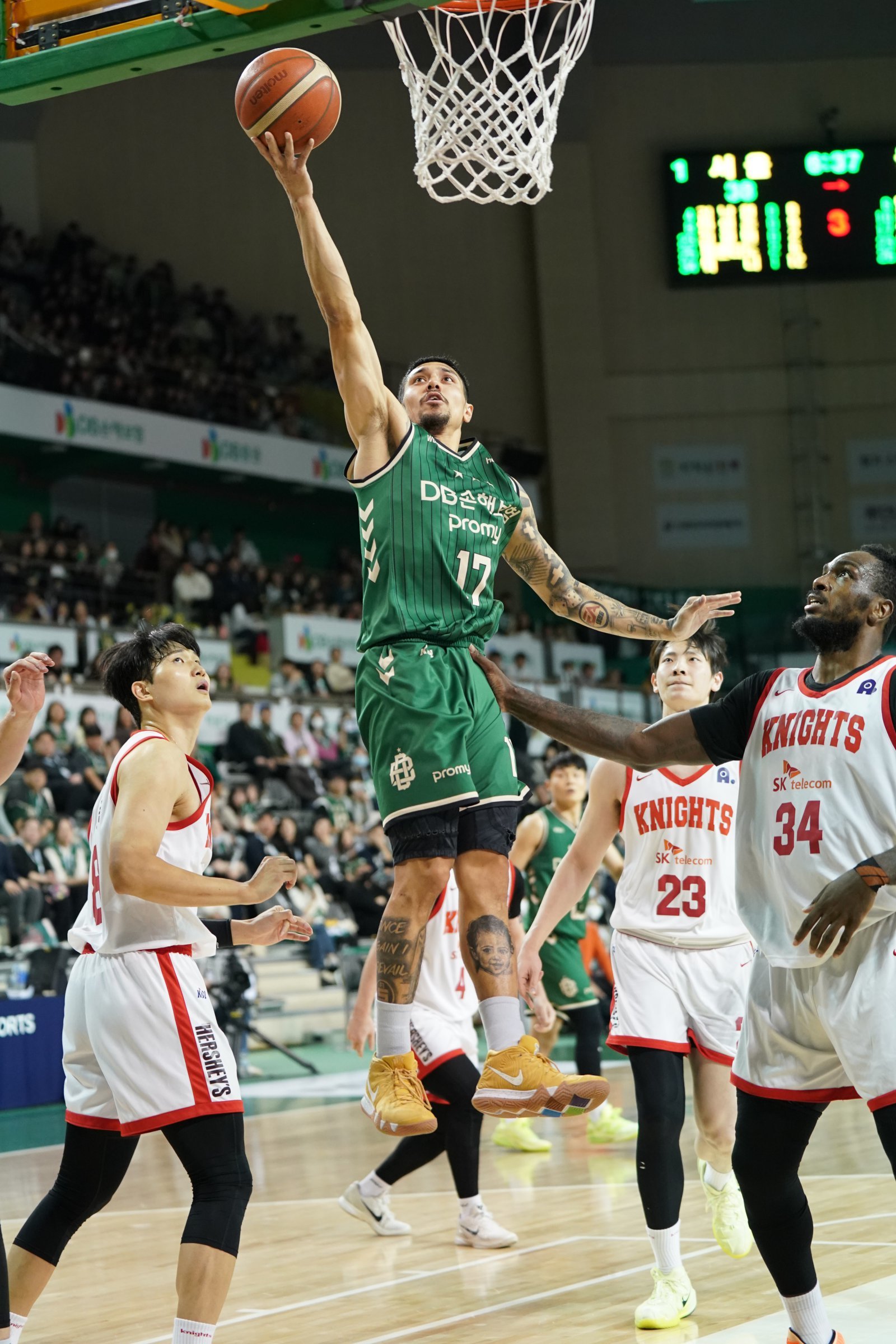 DB 이선 알바노(가운데)가 11일 원주DB프로미아레나서 열린 SK전에서 자밀 워니(오른쪽) 등 SK의 수비를 뚫고 레이업슛을 시도하고 있다. 사진제공|KBL