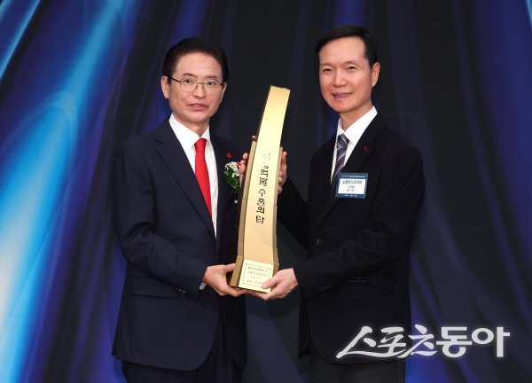 이철우 경북도지사가 수출 20억불탑을 노벨리스코리아 대표에게 전달하고 있다. 사진제공 ㅣ 경북도