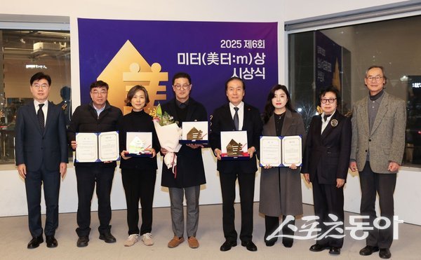 의성군 청춘어람·청년키움센터가 2025 미터상 최우수상을 수상한 후 기념촬영을 하고 있는 모습. 사진제공ㅣ의성군