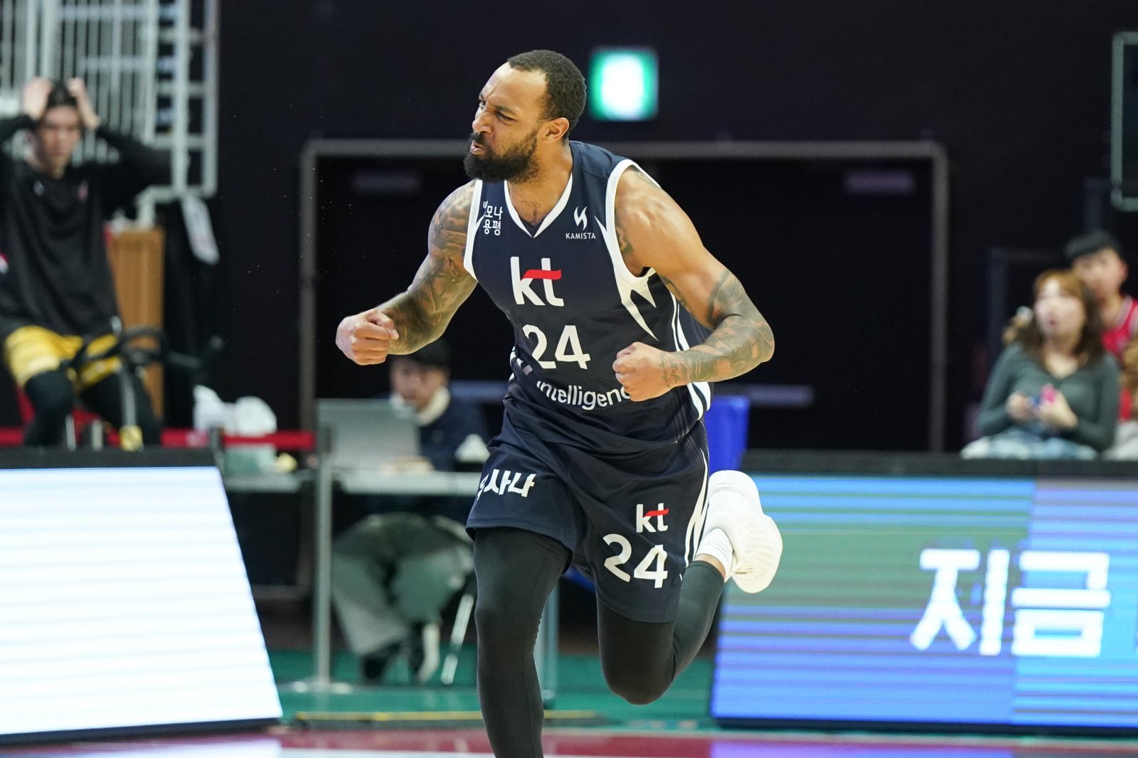 KT 데릭 윌리엄스가 12일 수원서 열린 정관장과 홈경기서 득점에 성공한 뒤 세리머니를 하고 있다. 그는 16점, 7리바운드를 기록하며 연패 탈출의 선봉에 섰다. 사진제공|KBL