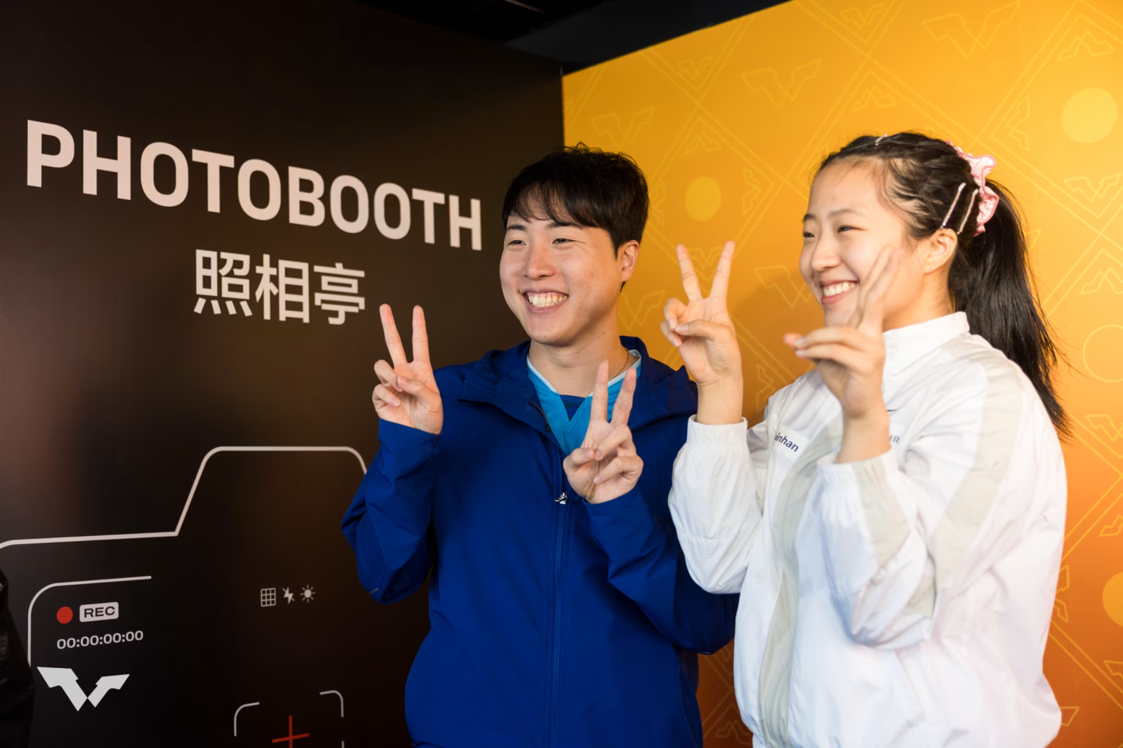 임종훈(왼쪽)-신유빈이 13일 홍콩 콜리세움에서 열린 WTT 파이널스 홍콩 마지막 날 혼합복식 결승에서 왕추친-쑨잉샤에 게임 스코어 3-0 완승을 거두고 금메달을 목에 걸었다. 사진은 우승 직후 기념촬영을 하는 둘의 모습. 사진출처│WTT SNS