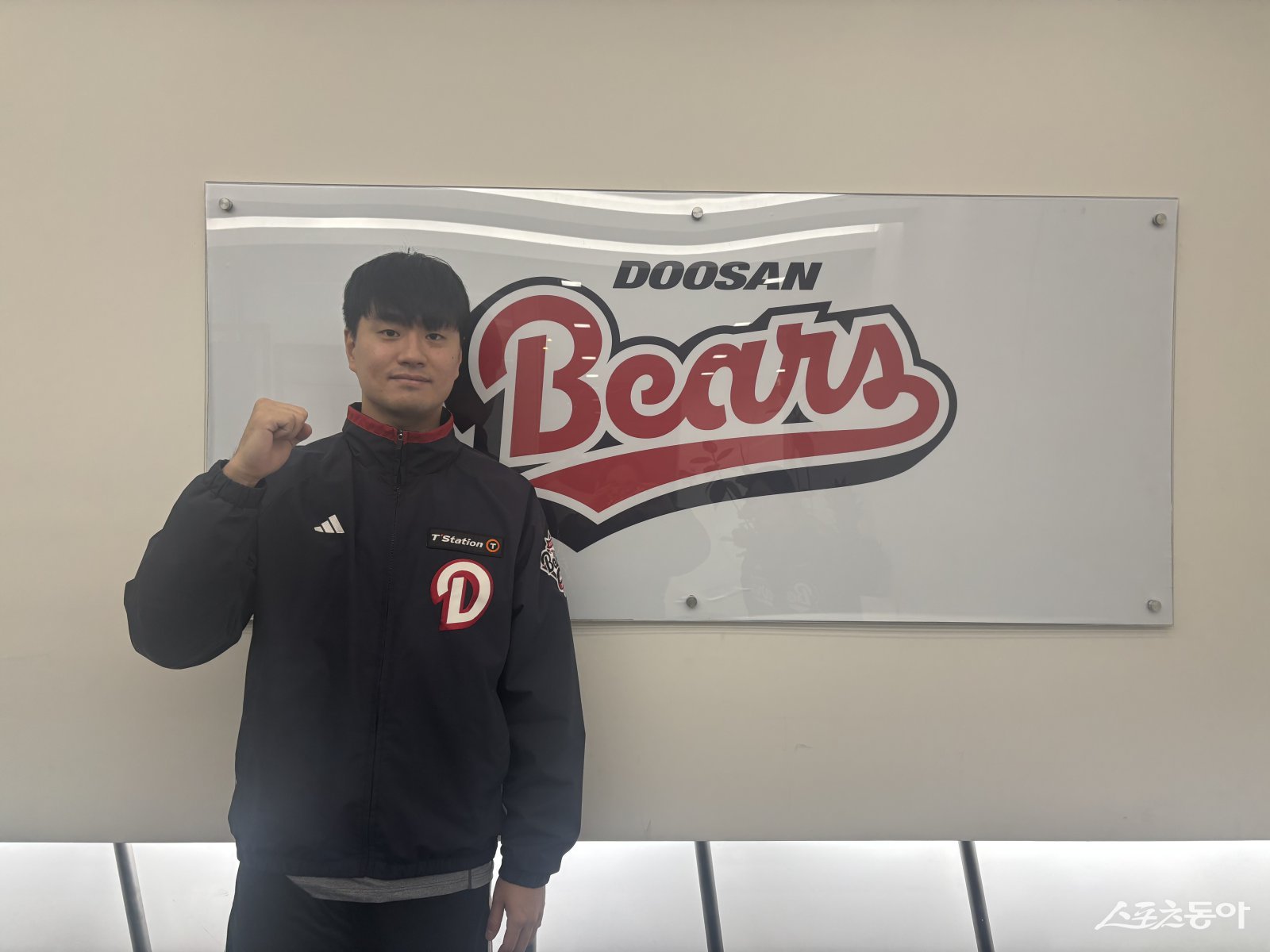 두산 이영하가 잠실구장에서 스포츠동아와 인터뷰를 마친 뒤 포즈를 취하고 있다. 잠실ㅣ강산 기자 posterboy@donga.com