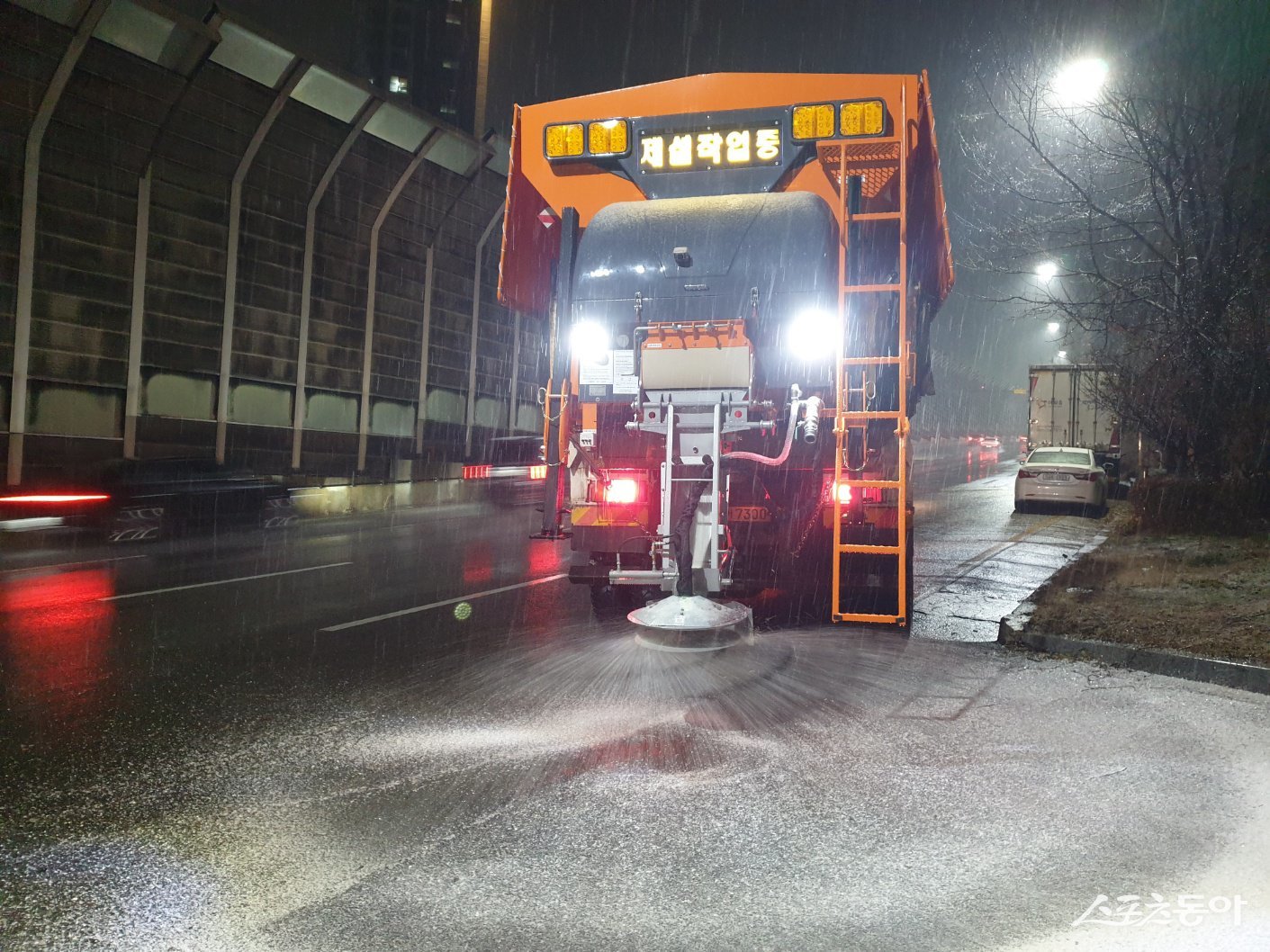 수원시가 지난 13일 저녁 제설차량을 운행하며 제설제를 살포하고 있다. 사진제공｜수원시