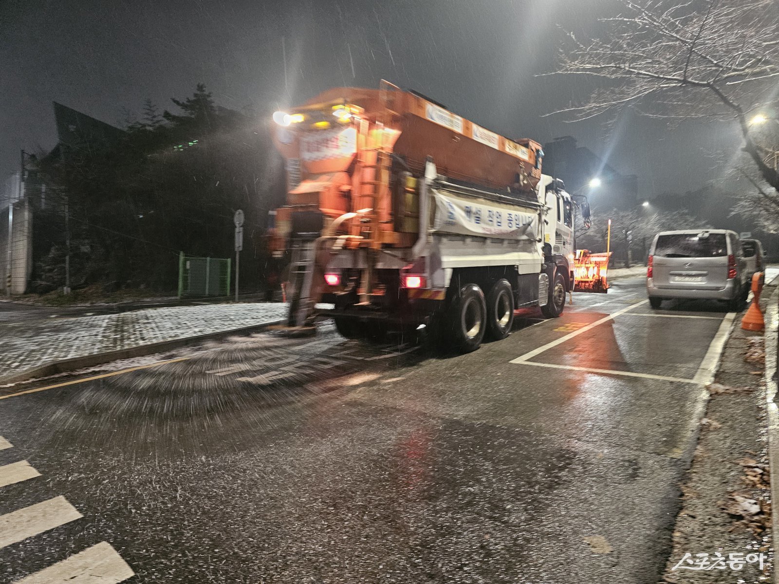수원시가 지난 13일 저녁 제설차량을 운행하며 제설제를 살포하고 있다. 사진제공｜수원시