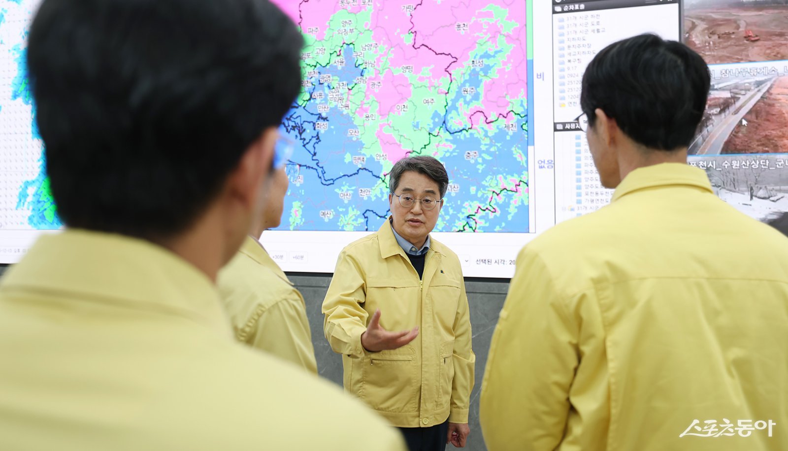 김동연 경기도지사는 지난 13일 경기도 재난안전대책본부를 찾아 도내 제설 상황을 점검하고, 차질 없는 대설 대응을 당부했다. 사진제공｜경기도
