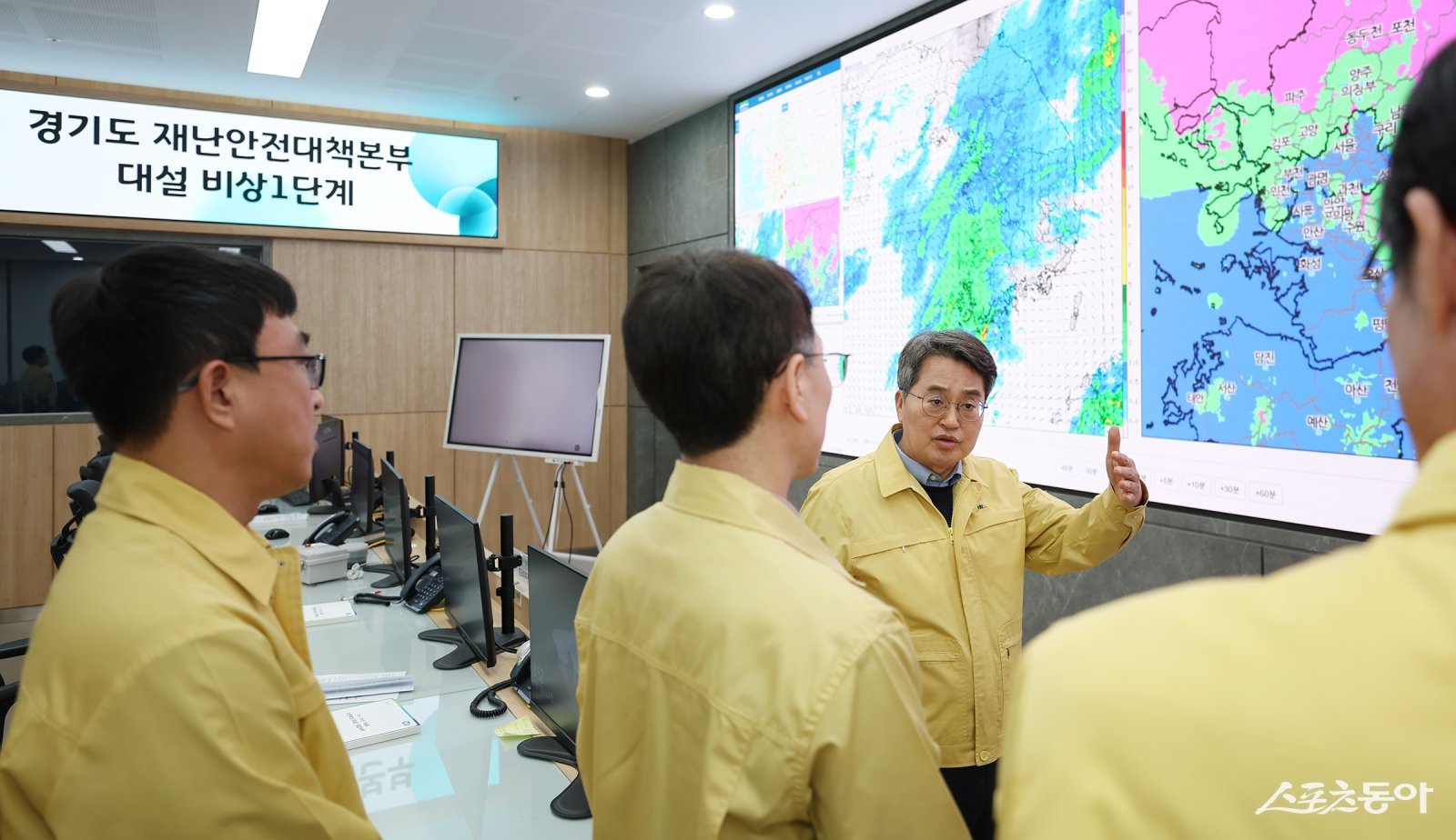 김동연 경기도지사는 지난 13일 경기도 재난안전대책본부를 찾아 도내 제설 상황을 점검하고, 차질 없는 대설 대응을 당부했다. 사진제공｜경기도