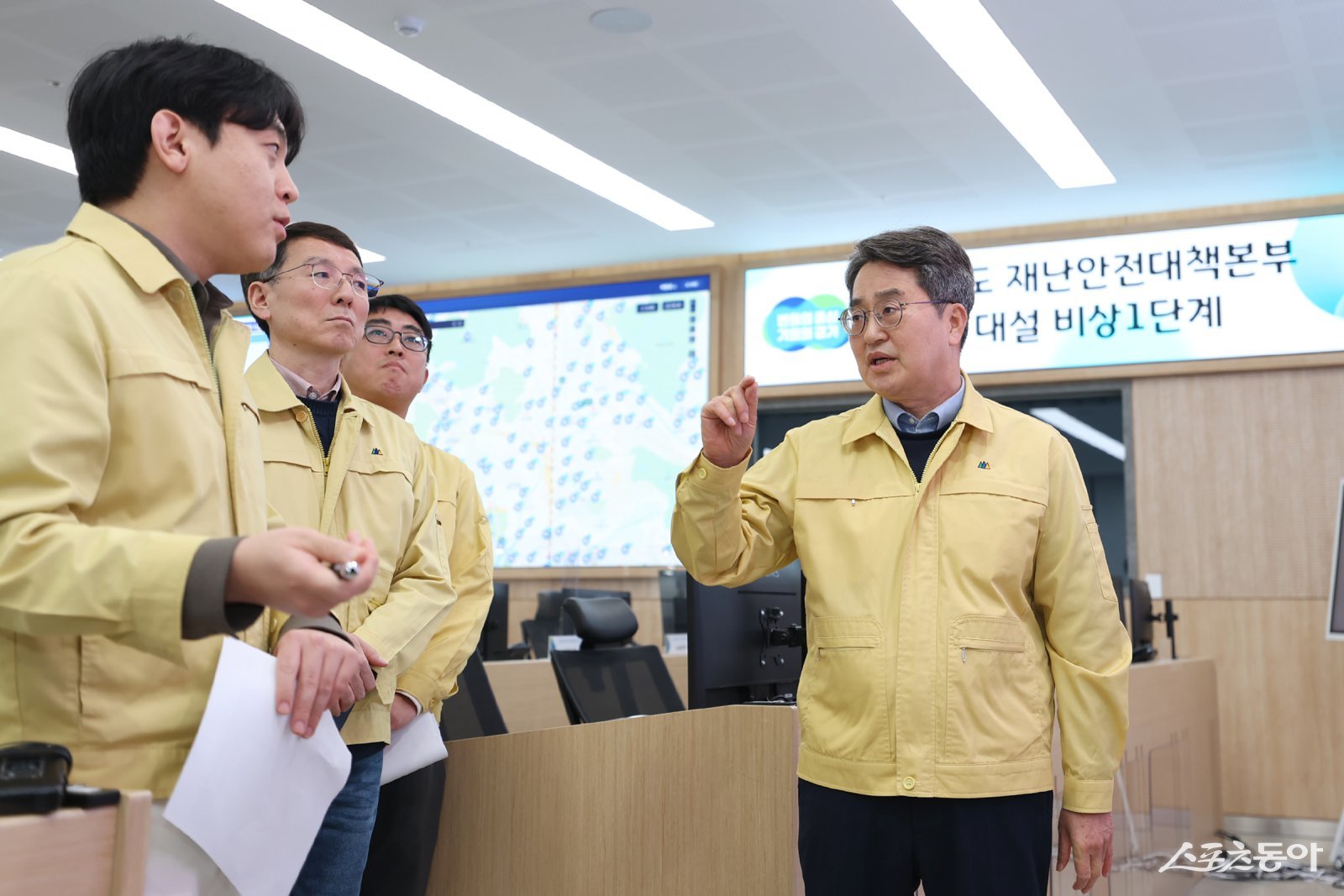 김동연 경기도지사는 지난 13일 경기도 재난안전대책본부를 찾아 도내 제설 상황을 점검하고, 차질 없는 대설 대응을 당부했다. 사진제공｜경기도