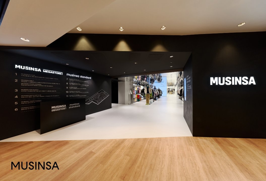 무신사가 큐레이션 역량과 상품 경쟁력을 집약한 ‘복합형 오프라인 플랫폼’을 통해 온·오프라인을 잇는 O4O 전략에 박차를 가하고 있다. ‘메가스토어 용산’ 전경 및 입구. 사진제공｜무신사