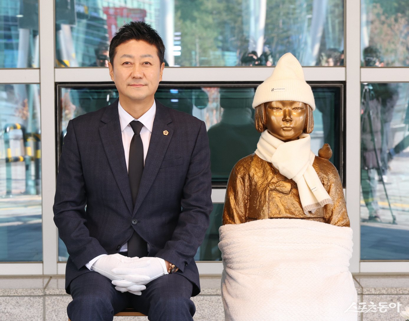 김진경 경기도의회 의장(더불어민주당, 시흥3)은 지난 12일 오전 경기도의회 1층 입구에서 열린 ‘평화의 소녀상’ 건립 7주년 추모식에 참석해 일본군 성노예 피해자들의 희생을 기렸다. 사진제공｜경기도의회