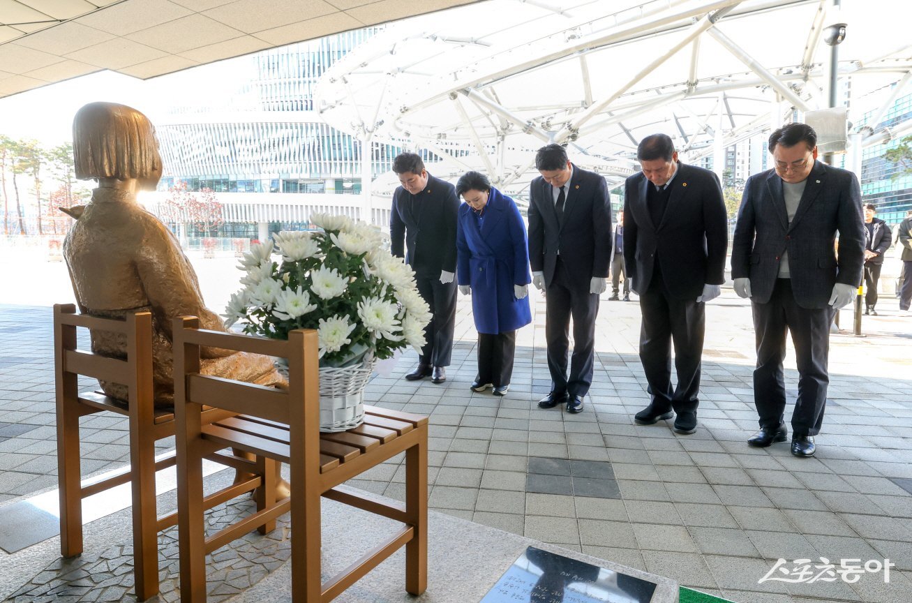 김진경 경기도의회 의장(더불어민주당, 시흥3)은 지난 12일 오전 경기도의회 1층 입구에서 열린 ‘평화의 소녀상’ 건립 7주년 추모식에 참석해 일본군 성노예 피해자들의 희생을 기렸다. 사진제공｜경기도의회