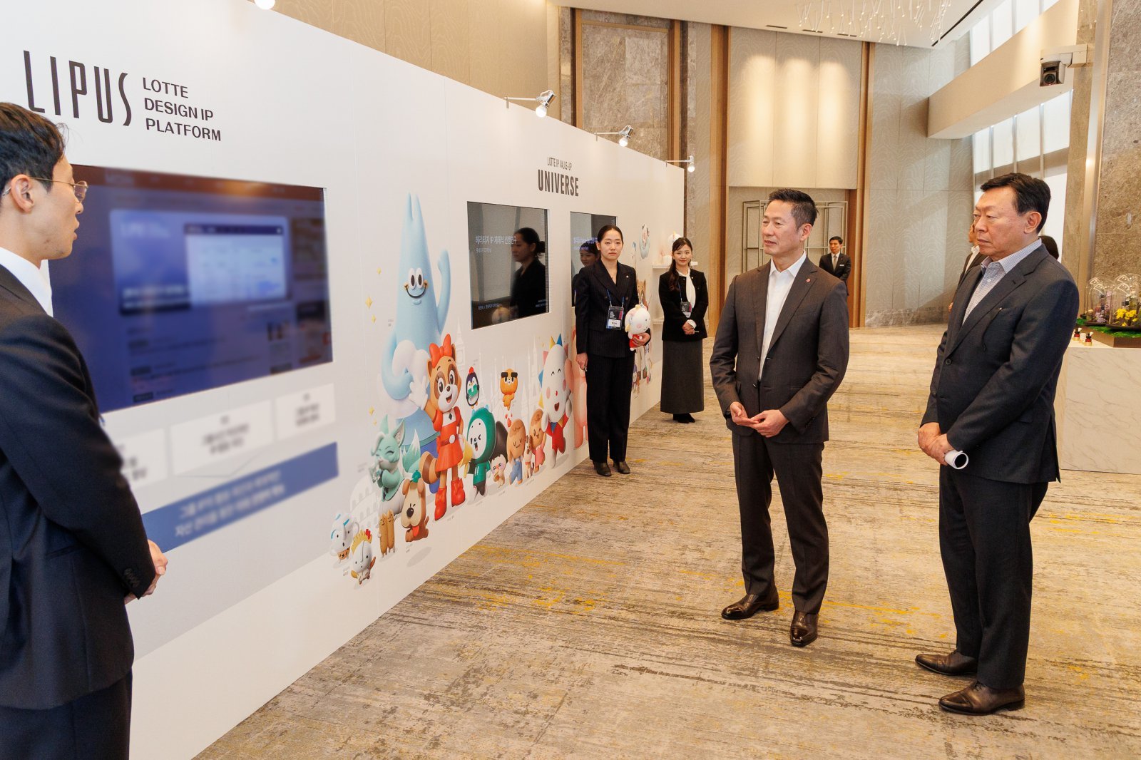 디자인 전략 및 혁신 사례 전시 부스를 찾은 신동빈 롯데 회장(오른쪽). 사진제공｜롯데