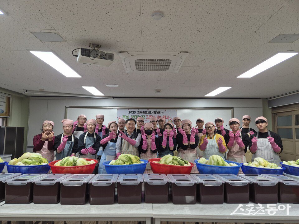 순천복성고등학교는 연말을 맞아 지난 12월 8일부터 11일까지 지역 이웃과 사랑을 나누는 김장 김치 나눔 행사를 진행했다. 사진제공=전남도