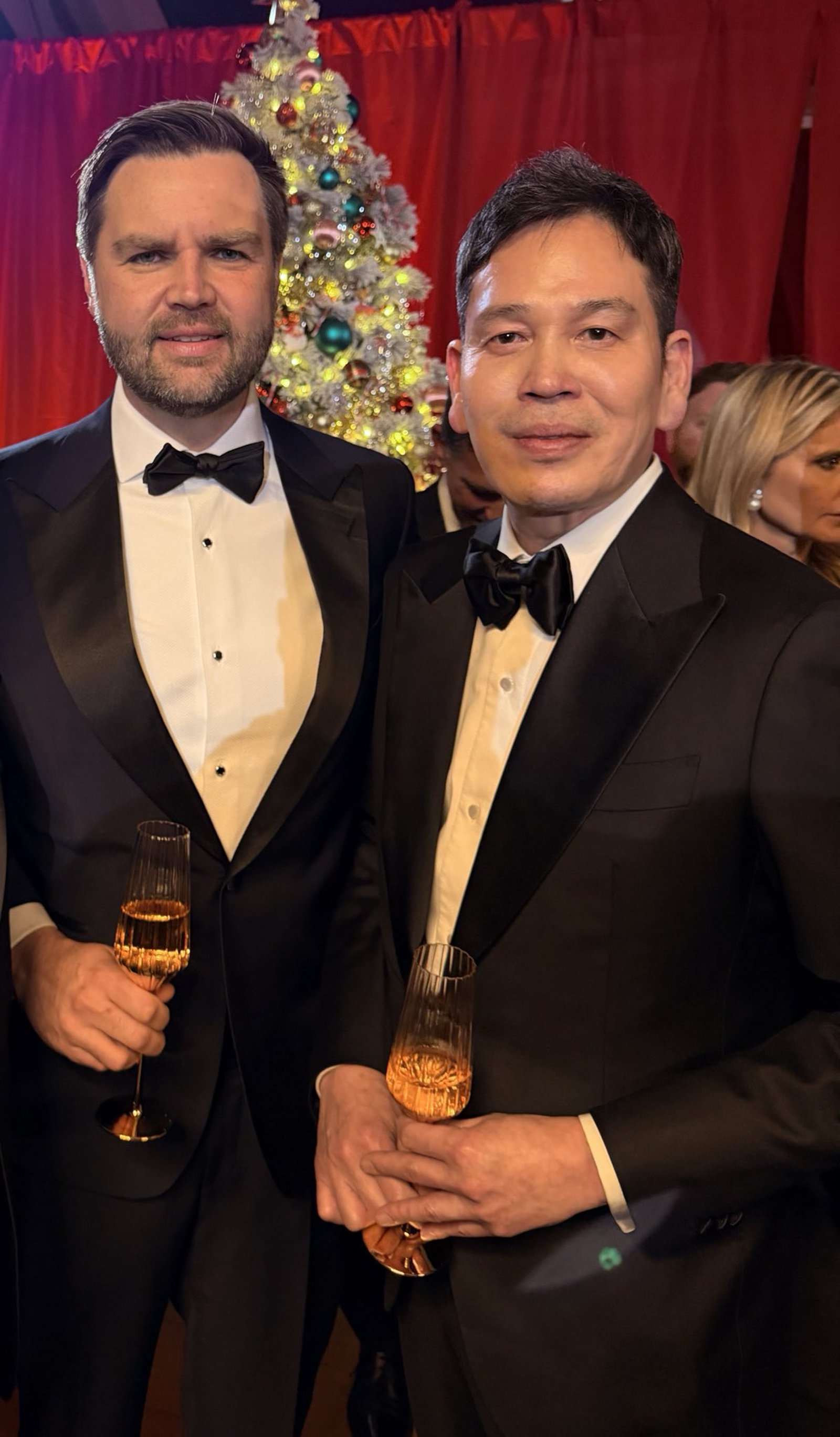 J.D. 밴스 미국 부통령과 포즈를 취하고 있는 정용진 신세계 회장(오른쪽). 사진제공｜신세계