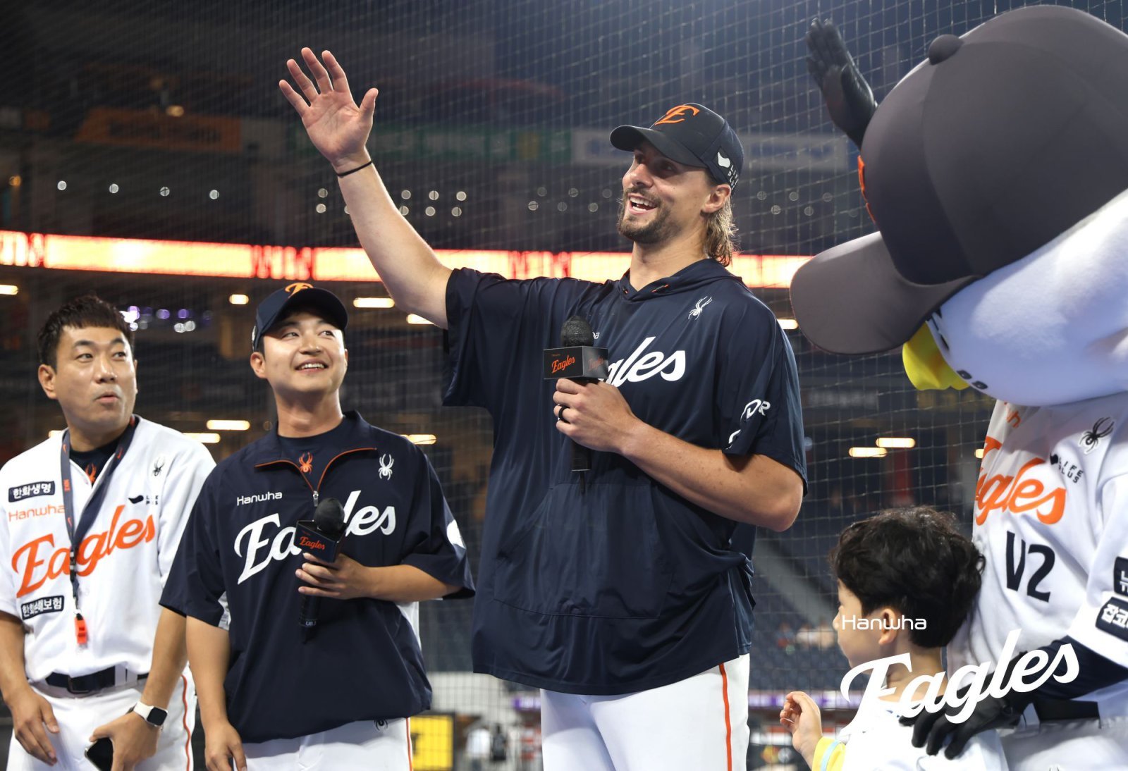 한화 김지환 통역(왼쪽 2번째)은 올해 코디 폰세와 라이언 와이스(왼쪽 3번째)의 통역을 맡아 둘의 맹활약에 큰 힘을 보탰다. MLB로 떠나는 둘은 김지환 씨에게 아쉬운 작별 인사를 전했다. 사진제공|한화 이글스