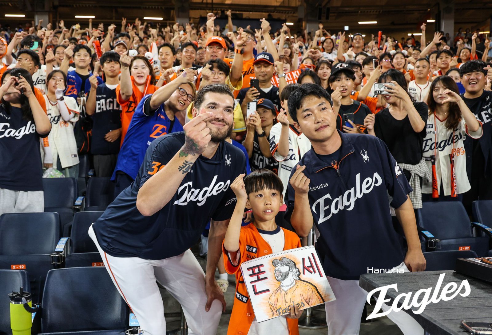 경기 종료 후 팬들과 함께 사진 촬영을 하고 있는 코디 폰세와 김지환 씨. 사진제공|한화 이글스