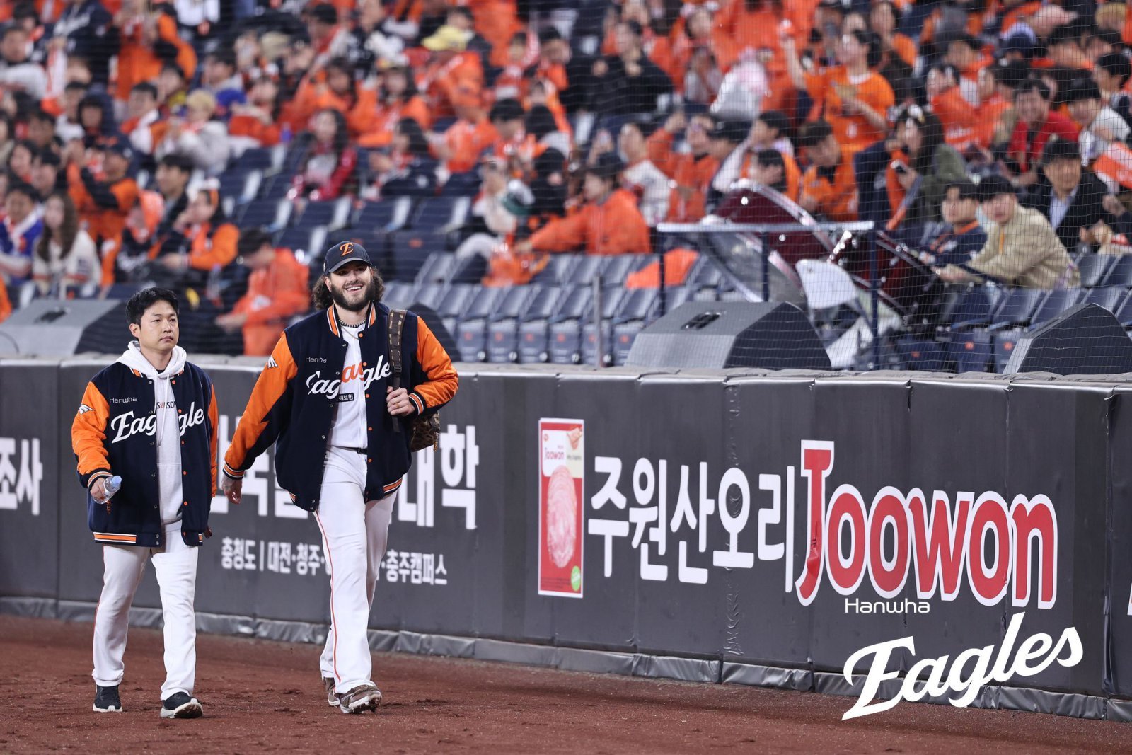 코디 폰세(오른쪽)와 김지환 씨가 경기 전 훈련을 마친 후 덕아웃으로 걸어가고 있다. 사진제공|한화 이글스