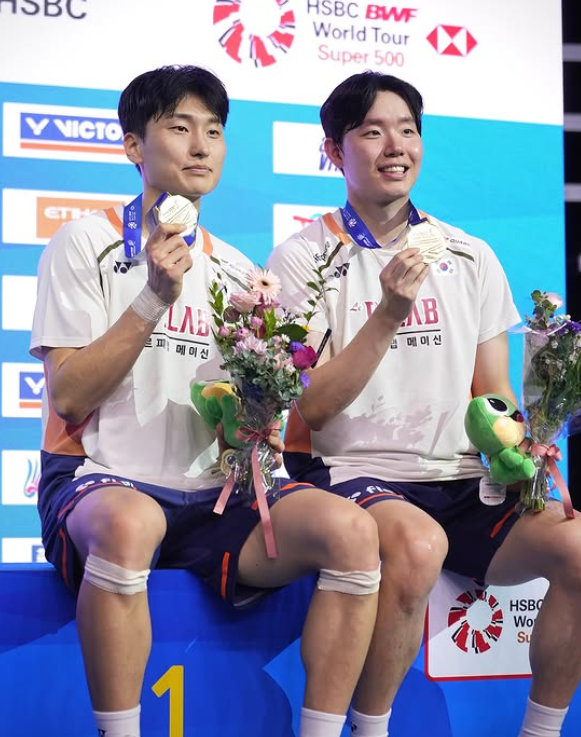 서승재(오른쪽)-김원호는 17일부터 중국 항저우에서 열릴 BWF 월드투어 파이널스 2025에서 우승하면 단일 시즌 최다승 타이 기록(11승)을 수립하게 된다. 사진은 올해 9월 코리아 오픈서 8승을 달성한 모습. 사진제공│대한배드민턴협회