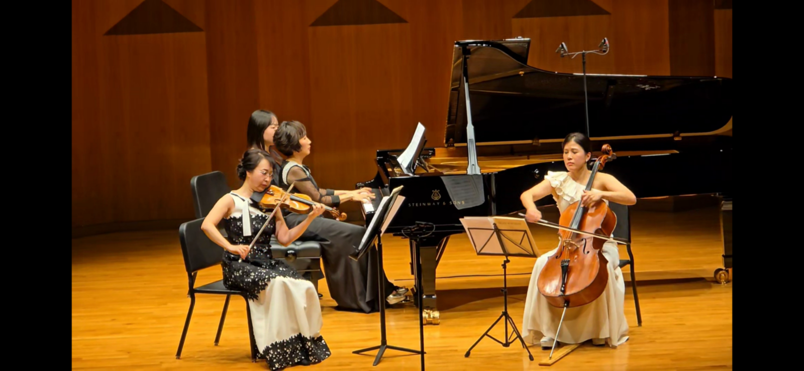 11일, 여덟번 째 정기연주회에서 슈베르트 작품을 연주하고 있는 트리오 드 서울