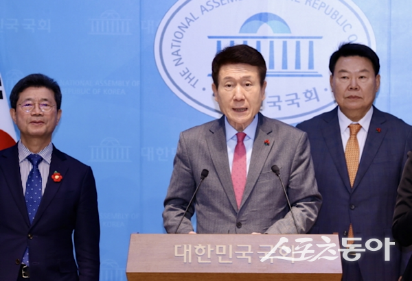 국회에서 범정부 차원의 철강산업 위기 대응을 촉구하는 이강덕 포항시장(가운데)의 모습. 사진제공ㅣ포항시