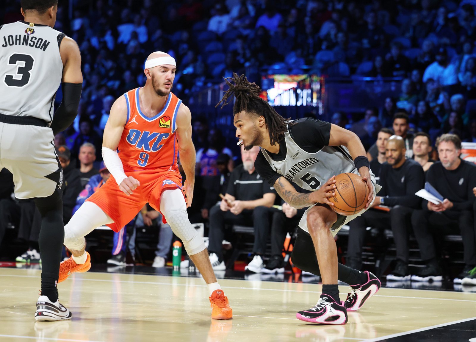 샌안토니오의 스테폰 캐슬(오른쪽)이 14일(한국시간) T모바일센터에서 열린 NBA컵 4강전 오클라호마시티와 경기 도중 알렉스 카르소의 수비를 피해 공격을 시도하고 있다. 캐슬은 22점으로 부상에서 복귀한 빅토르 웸반야마와 함께 팀의 컵대회 결승 진출을 도왔다. 라스베이거스(미 네바다주)|AP뉴시스