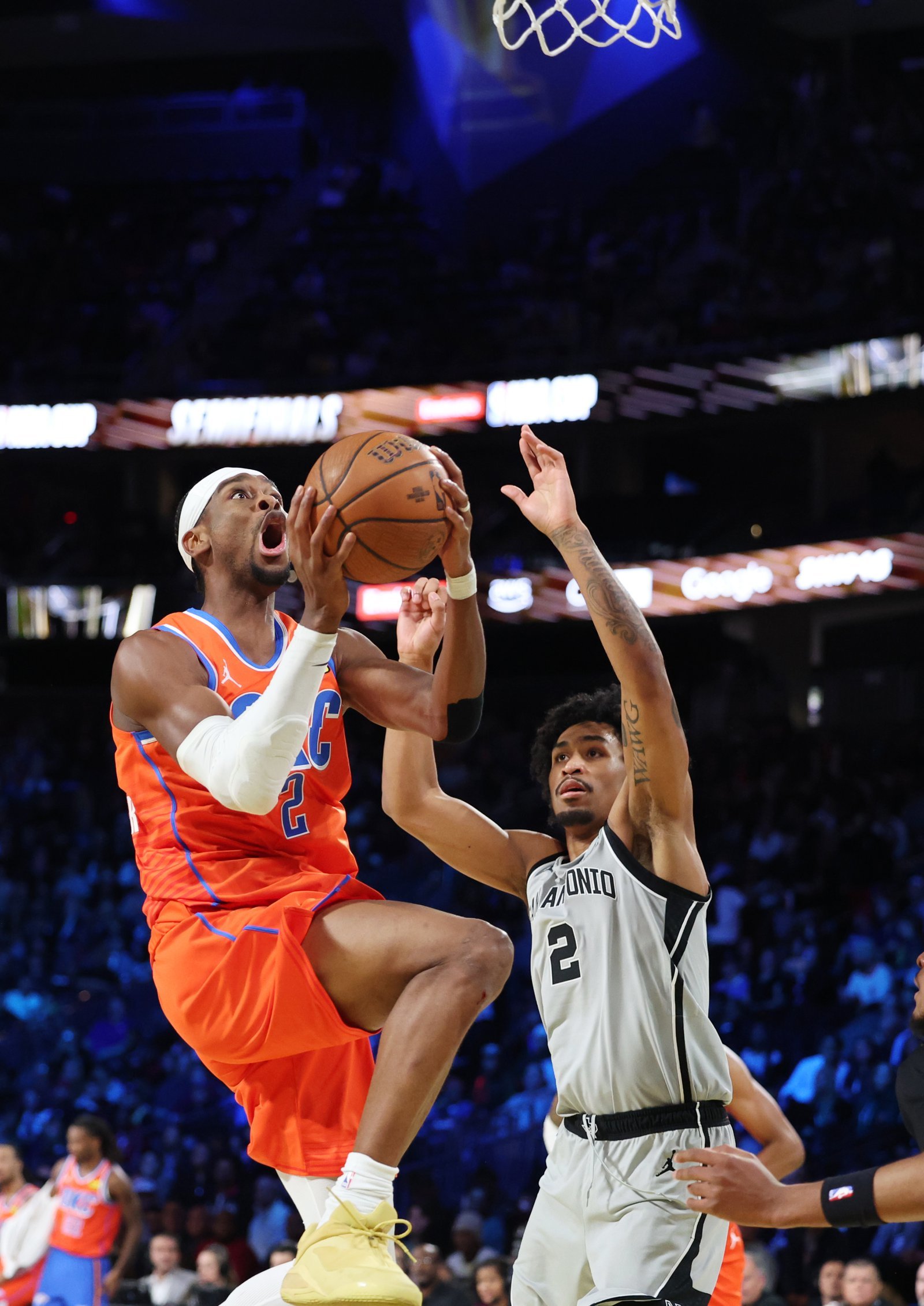 오클라호마시티의 샤이 길저스-알렉산더(왼쪽)가 14일(한국시간) T모바일센터에서 열린 NBA컵 4강전 샌안토니오와 경기 도중 골밑 돌파를 시도하고 있다. 라스베이거스(미 네바다)|AP뉴시스