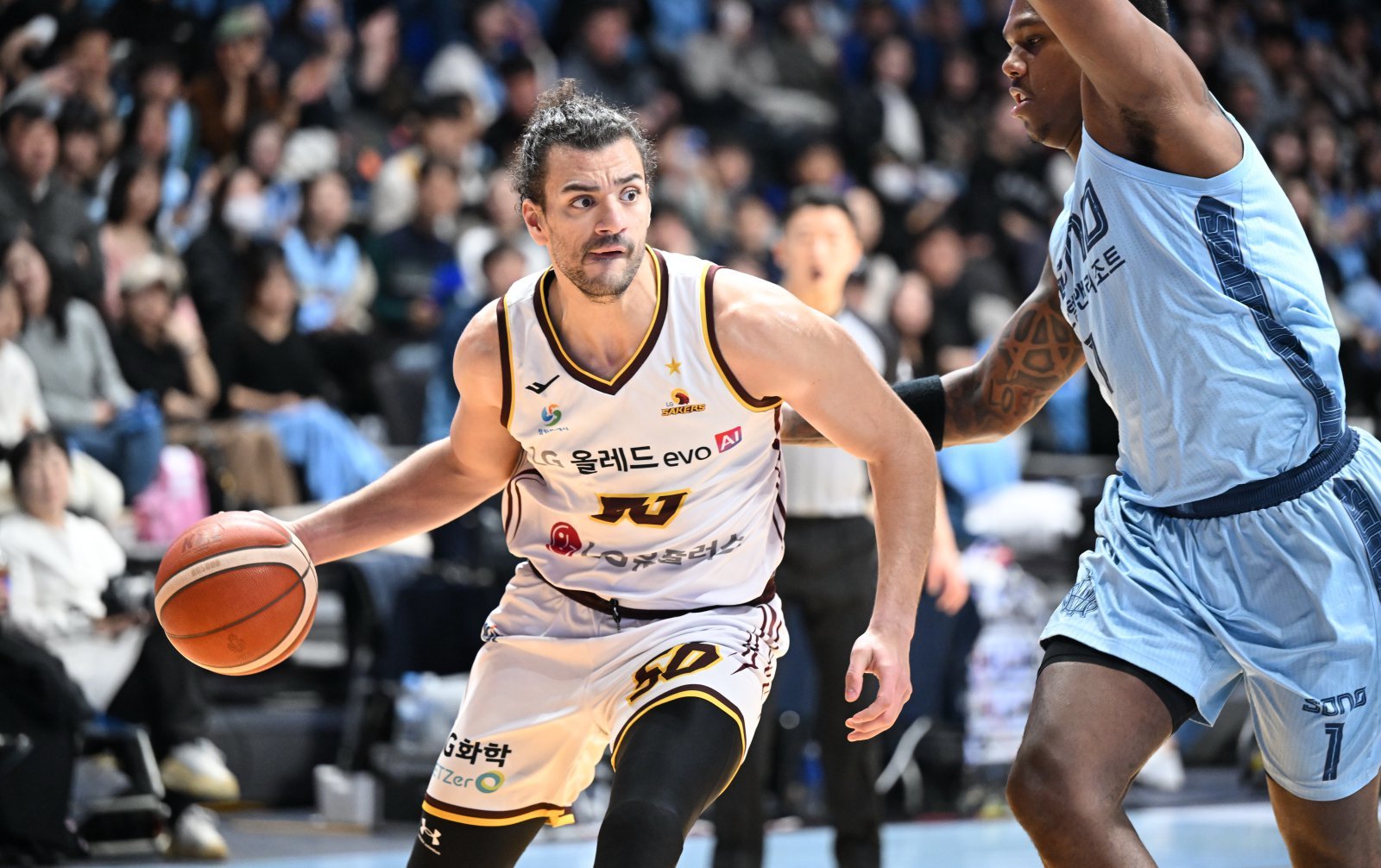 LG 아셈 마레이(왼쪽)는 14일 고양서 열린 소노와 원정경기서 23점, 21리바운드, 10어시스트로 트리플더블을 기록하며 팀의 선두 수성에 힘을 보탰다. 사진제공|KBL