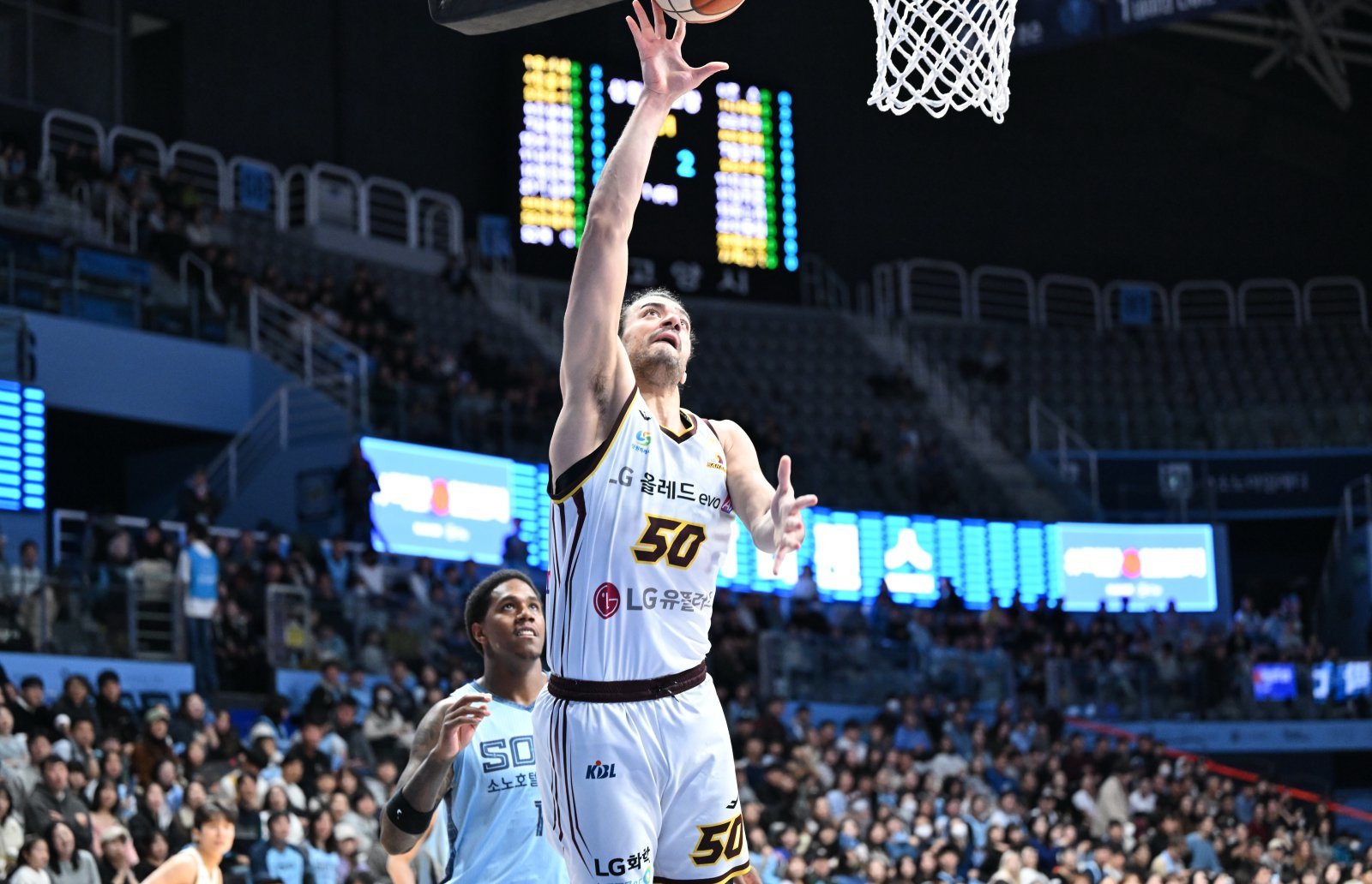 LG 아셈 마레이가 14일 고양서 열린 소노와 원정경기서 상대 수비를 피해 슛을 하고 있다. 그는 23점, 21리바운드, 10어시스트로 트리플더블을 기록하며 팀의 선두 수성에 힘을 보탰다. 사진제공|KBL