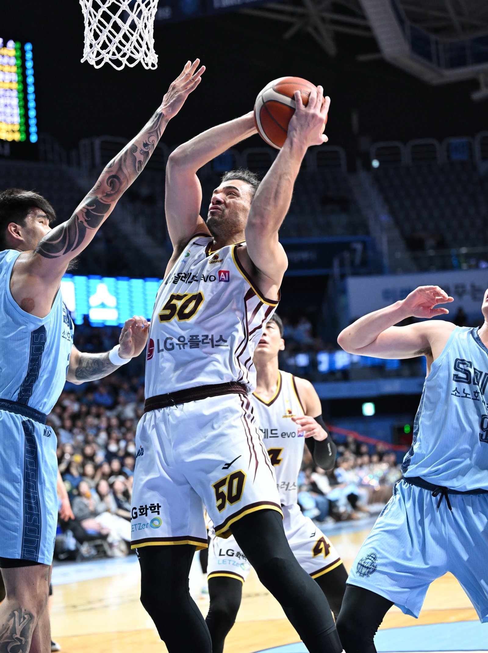 LG 아셈 마레이(가운데)는 14일 고양서 열린 소노와 원정경기서 23점, 21리바운드, 10어시스트로 트리플더블을 기록하며 팀의 선두 수성에 힘을 보탰다. 사진제공|KBL
