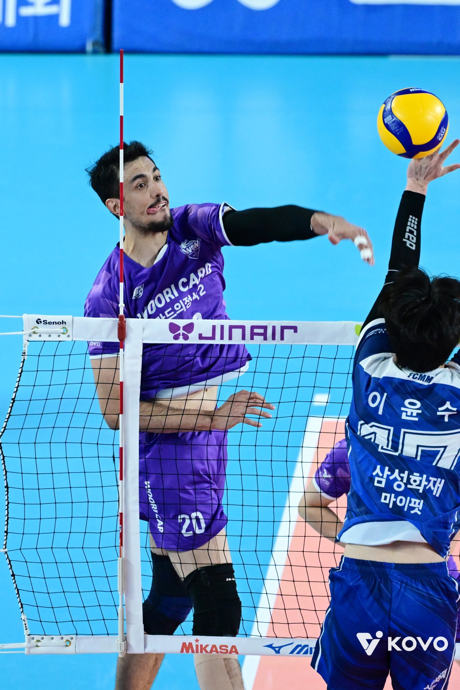 우리카드 아라우조(뒤)가 14일 대전 충무체육관에서 열린 삼성화재와 V리그 남자부 원정경기 도중 스파이크를 날리고 있다. 아라우조는 김지한, 알리와 함께 52점을 합작하며 삼성화재를 창단 최다 연패(9연패)로 몰아넣었다. 사진제공│KOVO