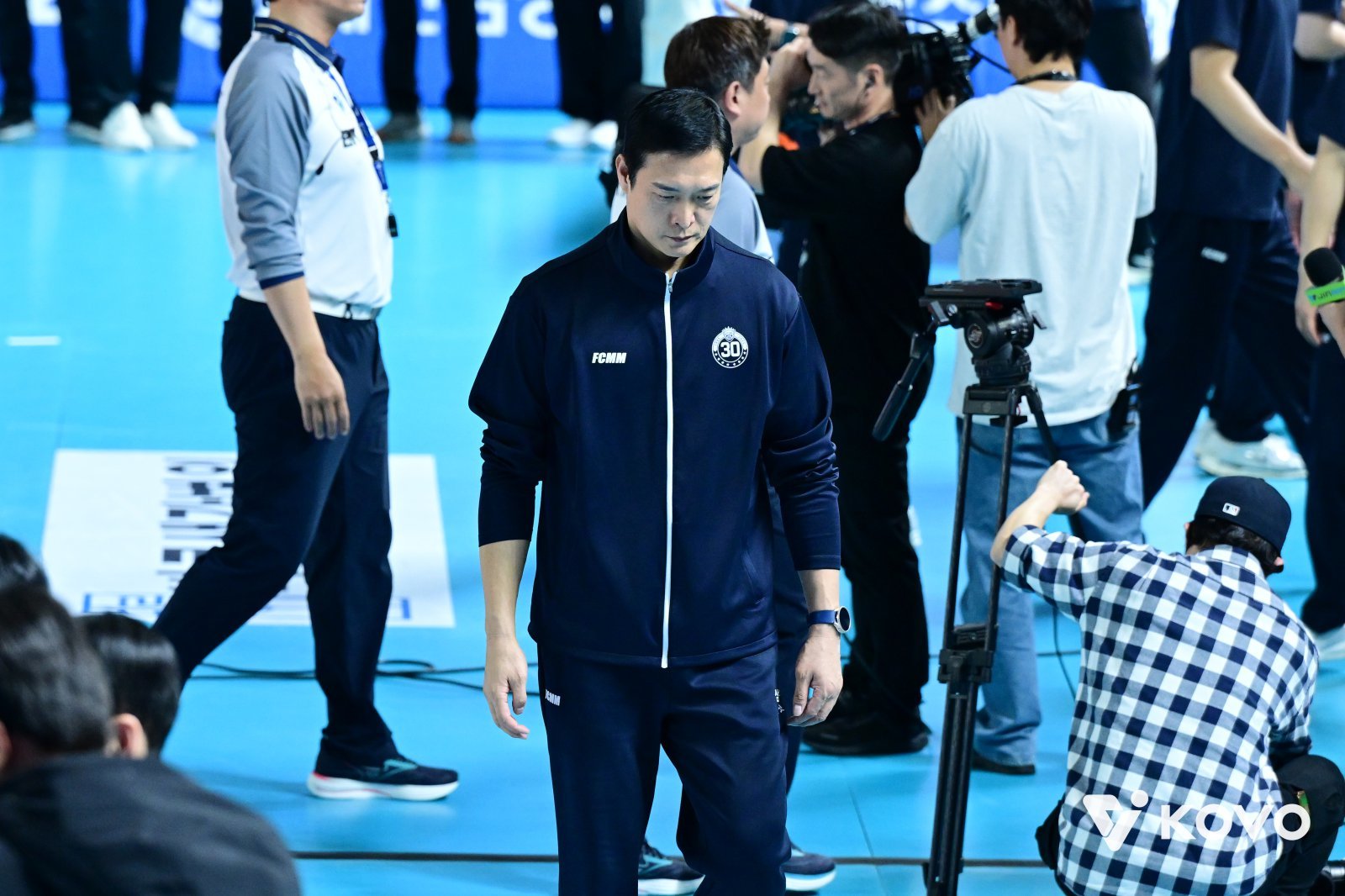 김상우 삼성화재 감독(가운데)이 14일 대전 충무체육관에서 열린 삼성화재와 V리그 남자부 원정경기에서 세트 스코어 1-3으로 패한 뒤 아쉬워하고 있다. 사진제공│KOVO