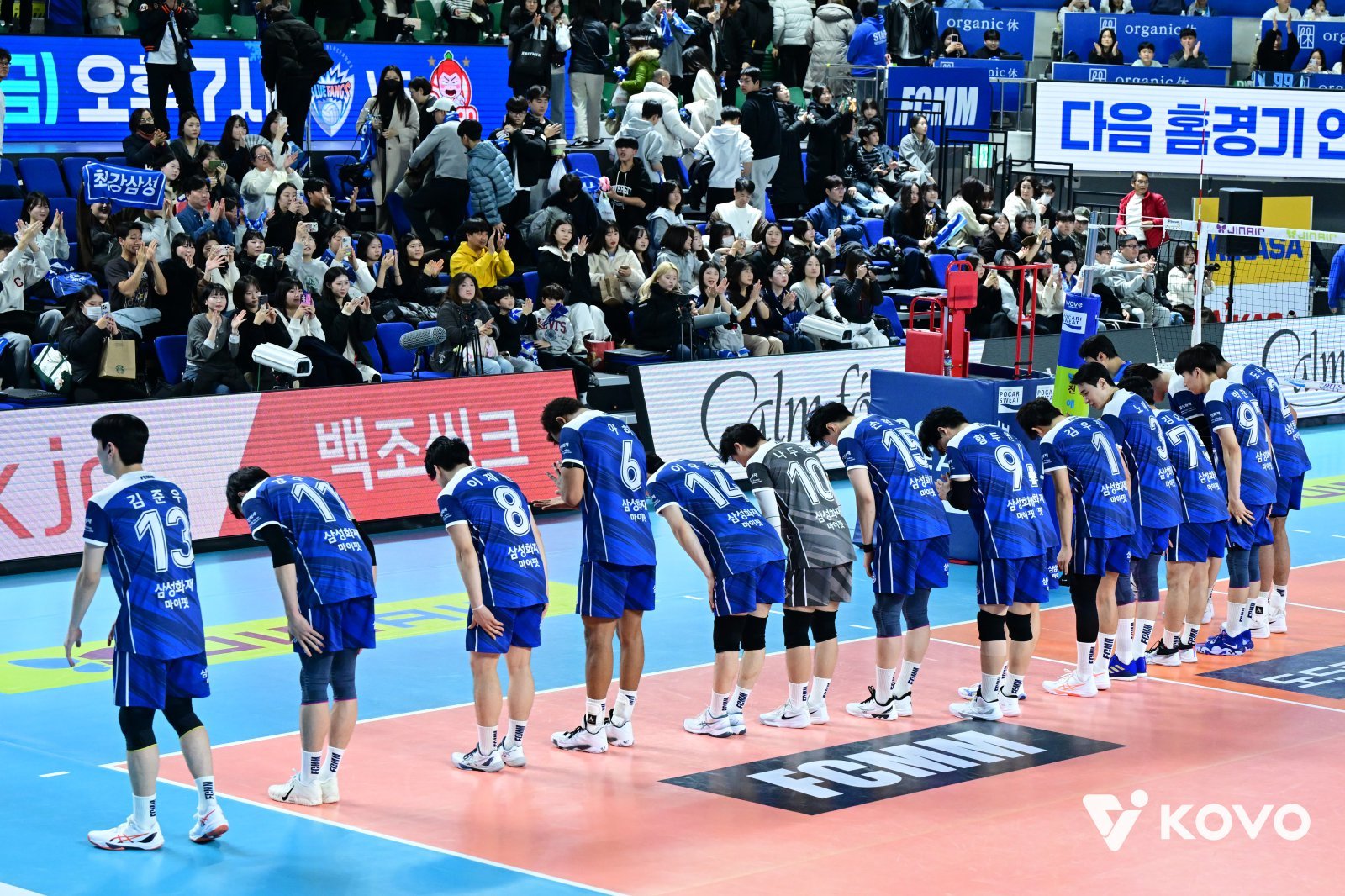 삼성화재 선수들이 14일 대전 충무체육관에서 열린 삼성화재와 V리그 남자부 원정경기에서 세트 스코어 1-3으로 패한 뒤 팬들에게 인사하고 있다. 삼성화재는 창단 최다 연패(9연패)를 당했다. 사진제공│KOVO