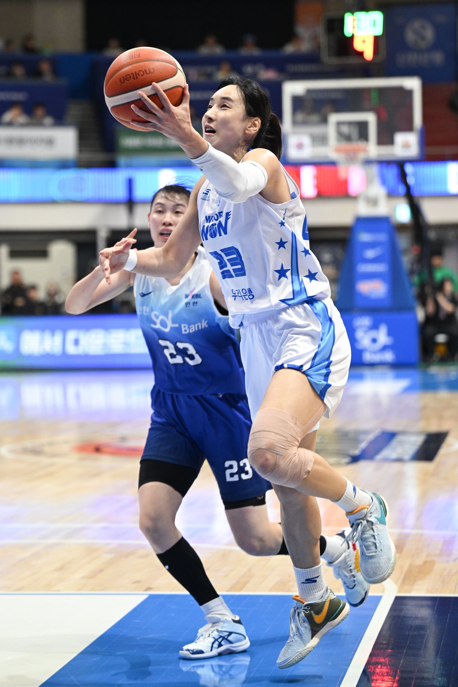 우리은행 김단비(왼쪽)가 14일 인천 도원체육관에서 열린 신한은행전에서 홍유순의 수비를 뚫고 슛을 시도하고 있다. 김단비는 이날 22점·8리바운드의 활약으로 47-44 승리를 이끌었다. 사진제공|WKBL