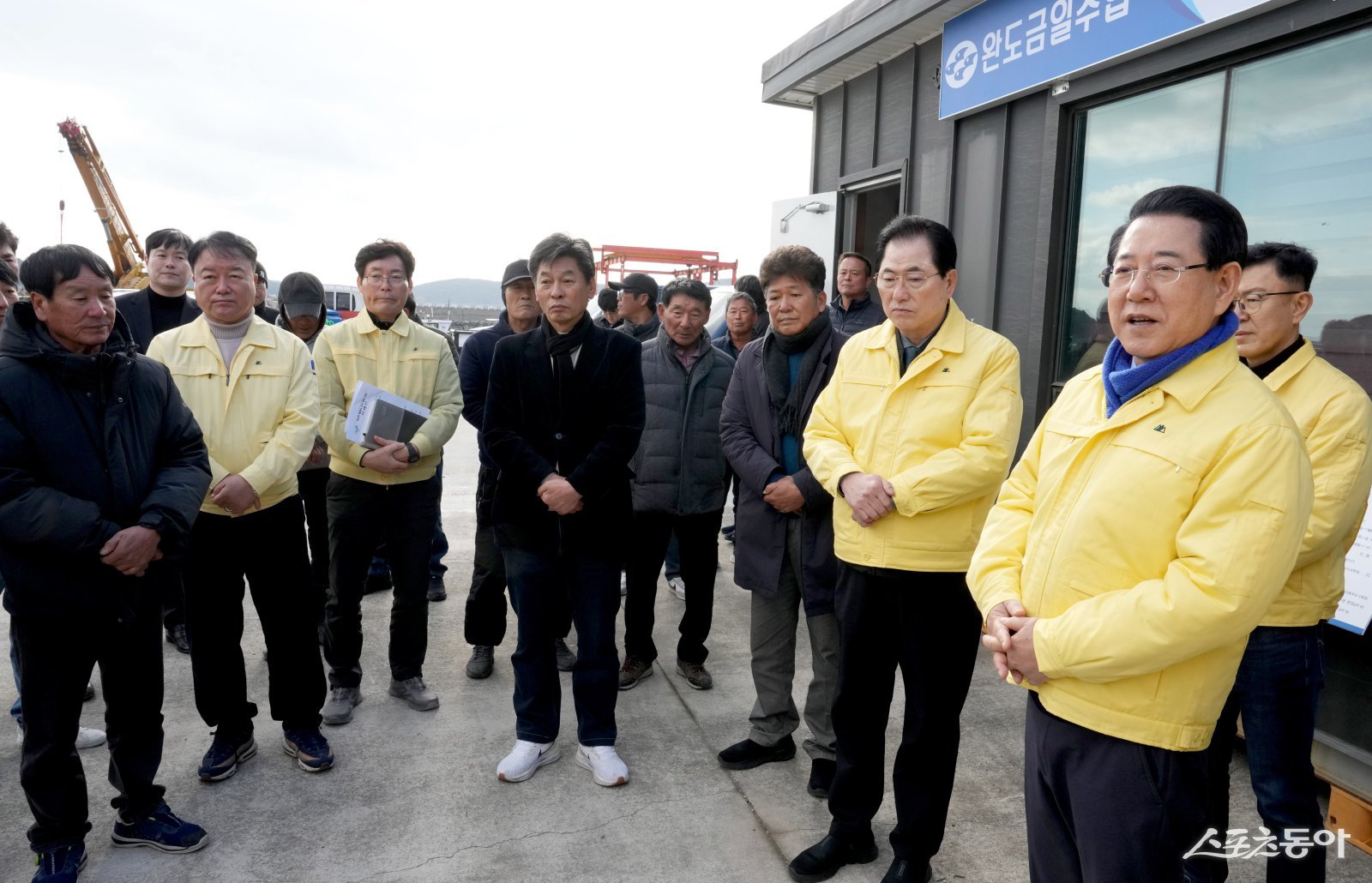 김영록 전라남도지사가 14일 완도군 약산면 득암리에서 완도 미역 양식장 피해 현황 및 건의사항을 청취하고 신속한 피해복구 대책을 당부하고 있다. 사진제공=전남도