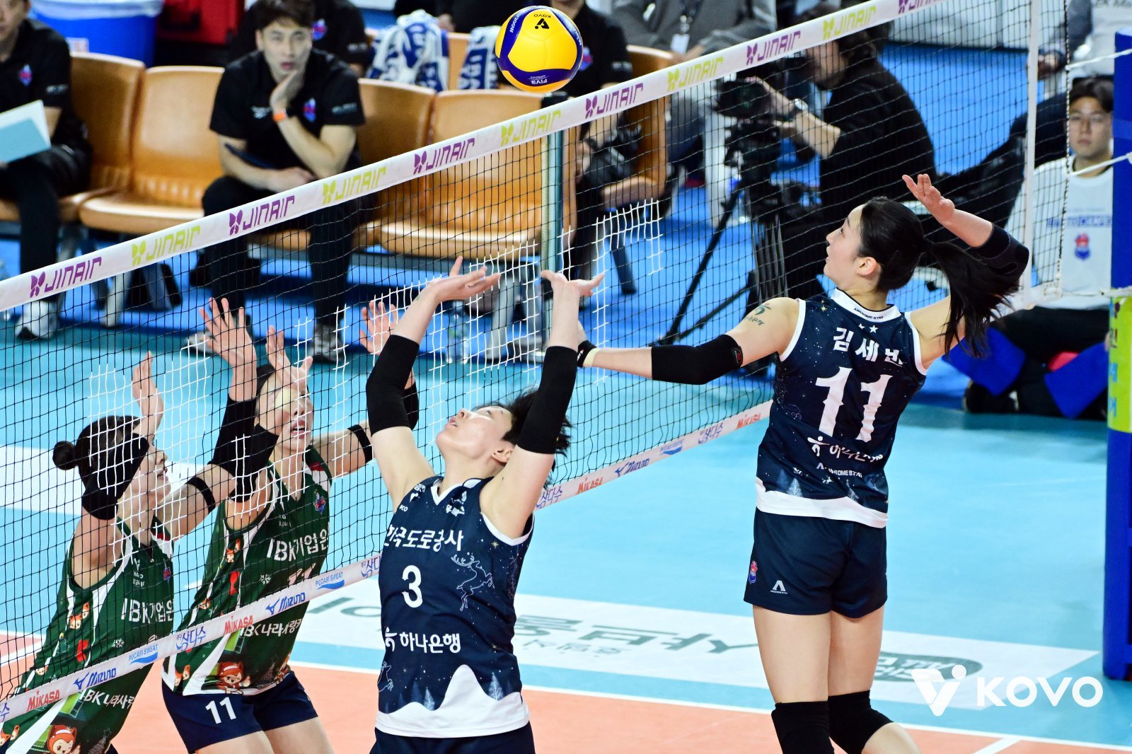 도로공사 김세빈(오른쪽)이 14일 IBK기업은행과 홈경기 도중 공격을 시도하고 있다. 사진제공|KOVO