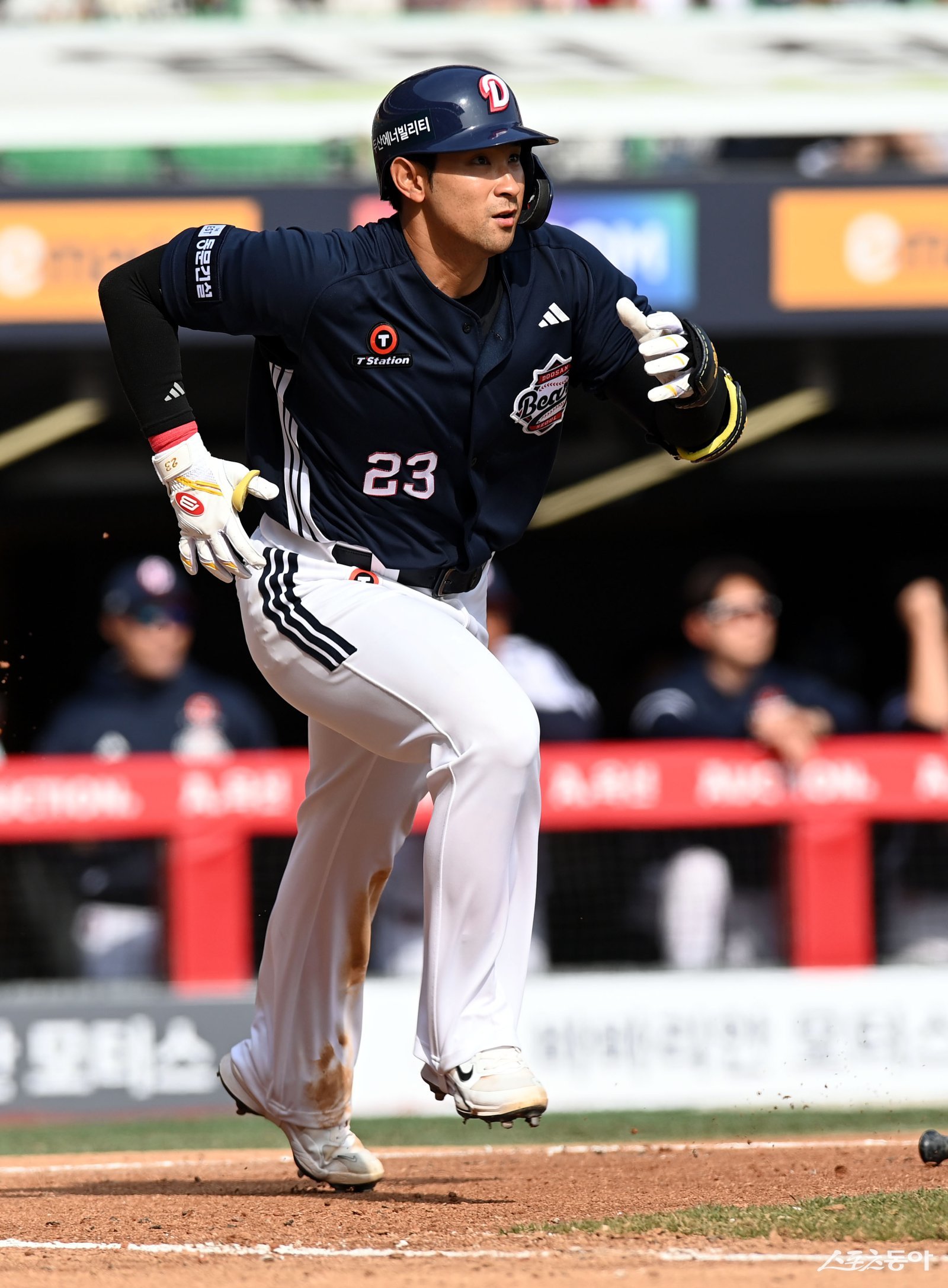 두산 강승호는 비활동기간인 12월에도 주 5회 잠실구장에 출근해 개인훈련을 하고 있다. 그는 2026시즌 각오를 묻는 질문에 “그동안 해왔던 2루에서 가장 많이 뛰고 싶다”고 밝혔다. 스포츠동아 DB