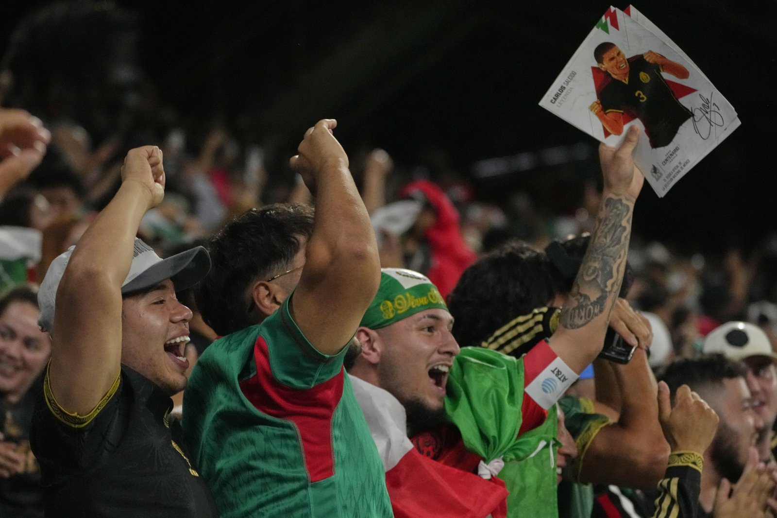멕시코는 내년 6월 북중미월드컵서 펼칠 한국과 맞대결을 대비하고자 최근 과르다도의 대표팀 코치 선임을 추진했다. 이어 내년 3월 포르투갈과 홈 평가전도 잡았다. 사진은 올해 9월 10일(한국시간) 미국 내슈빌의 지오디스파크에서 열린 한국과 멕시코의 평가전에서 응원하는 멕시코 팬들. 경기는 2-2 무승부로 끝났다. 내슈빌(미 테네시 주)│AP뉴시스