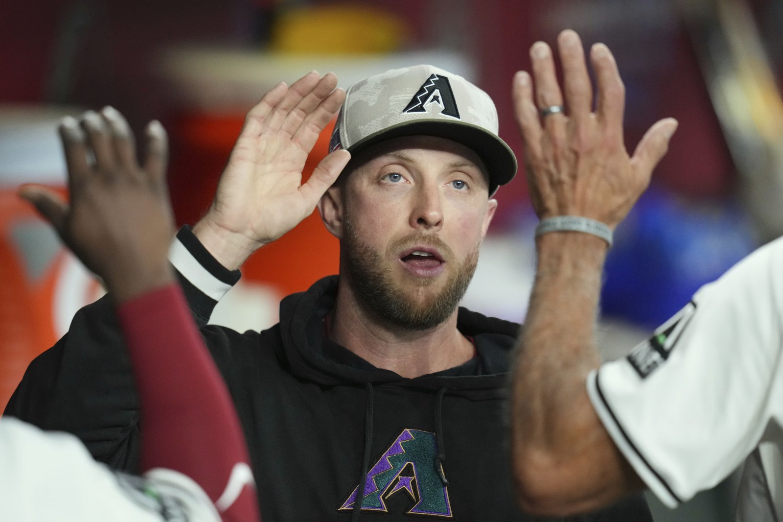 메릴 켈리는 15일 애리조나와 2년 4000만 달러 규모의 FA 계약에 합의했다. 2025시즌 중반 텍사스로 트레이드 이적한 뒤 반년 만에 팀에 복귀하게 됐다. AP뉴시스