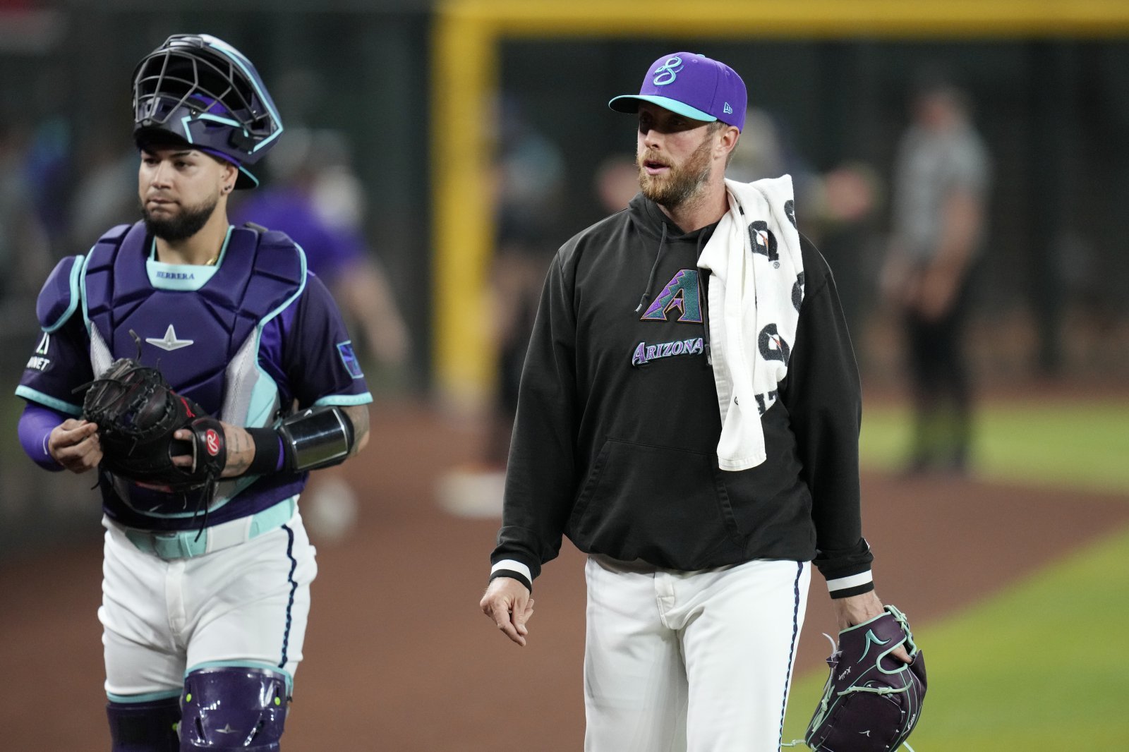 메릴 켈리(오른쪽)는 15일 애리조나와 2년 4000만 달러 규모의 FA 계약에 합의했다. 2025시즌 중반 텍사스로 트레이드 이적한 뒤 반년 만에 팀에 복귀하게 됐다. AP뉴시스