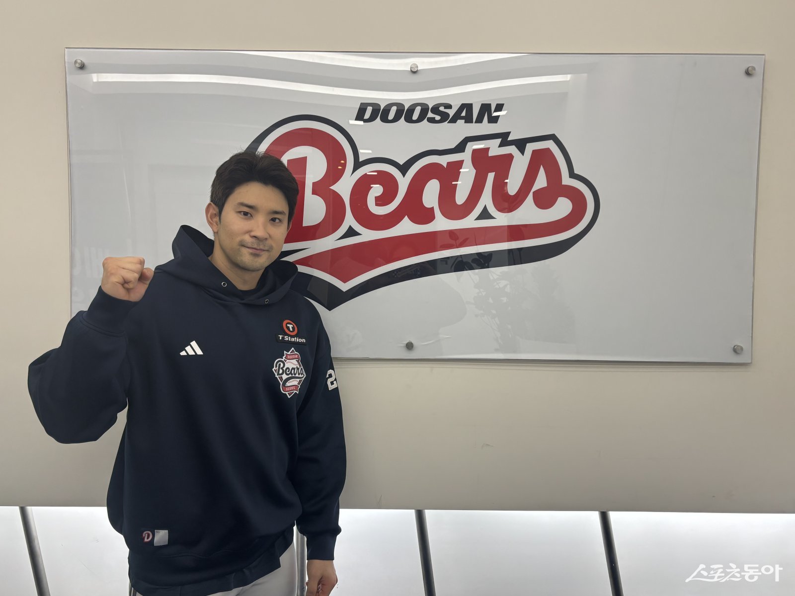 두산 강승호가 잠실구장에서 스포츠동아와 인터뷰를 마친 뒤 포즈를 취하고 있다. 비활동기간인 12월에도 주 5회 잠실구장에 출근해 개인훈련을 하고 있다. 잠실ㅣ강산 기자 posterboy@donga.com