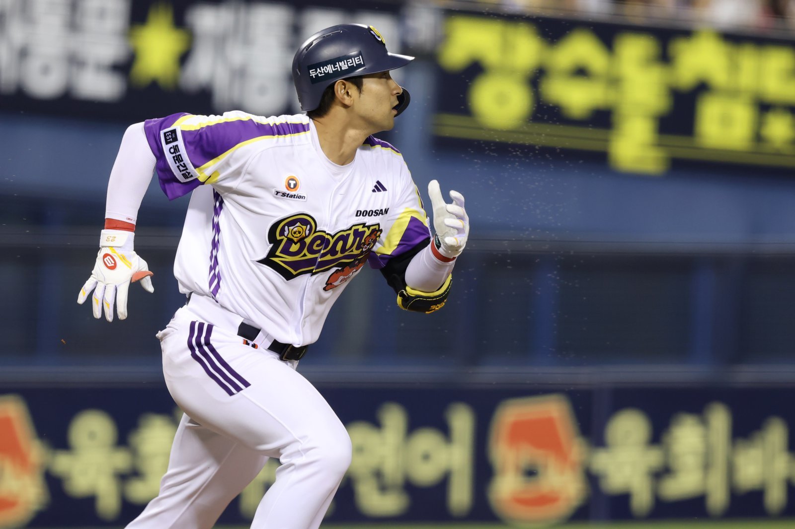 두산 강승호는 비활동기간인 12월에도 주 5회 잠실구장에 출근해 개인훈련을 하고 있다. 그는 2026시즌 각오를 묻는 질문에 “그동안 해왔던 2루에서 가장 많이 뛰고 싶다”고 밝혔다. 뉴시스