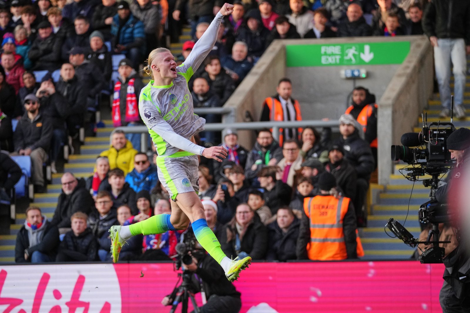 맨체스터 시티 엘링 홀란이 15일(한국시간) 끝난 크리스탈 팰리스와 원정경기서 골을 넣은 뒤 기뻐하고 있다. 런던|AP뉴시스