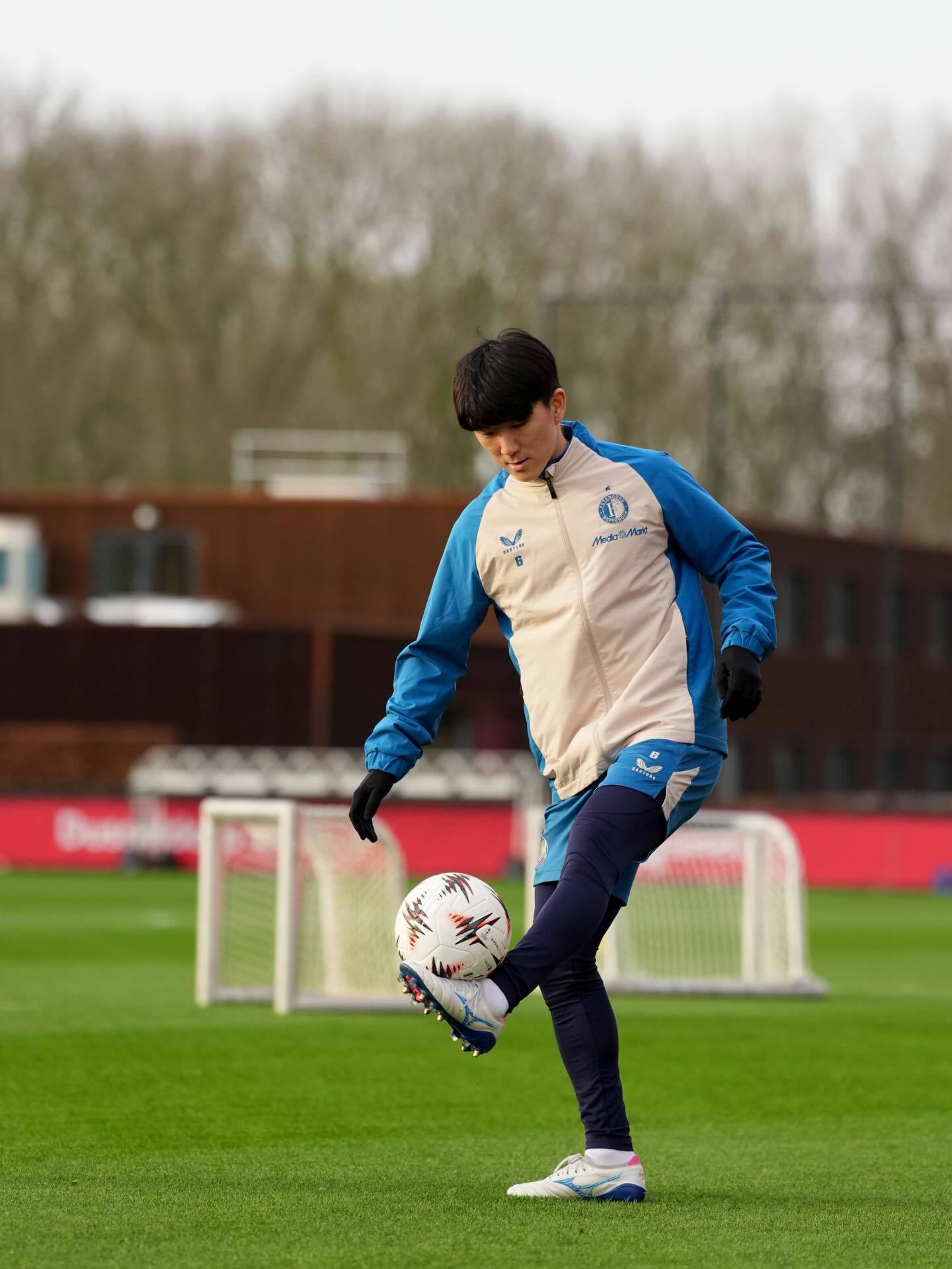 황인범은 15일(한국시간) 요한 크루이프 아레나에서 끝난 아약스와 2025~2026시즌 네덜란드 에레디비시 16라운드 원정경기서 후반 17분 교체 투입돼 약 1개월 만에 그라운드를 밟았다. 팀은 0-2로 졌다. 사진출처|페예노르트 페이스북