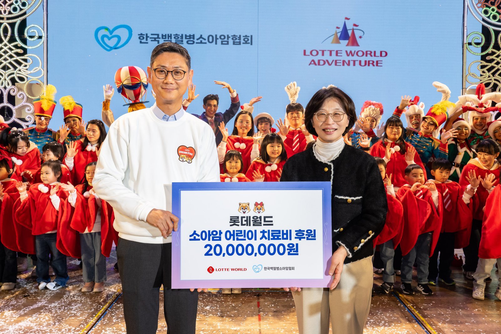 권오상 롯데월드 대표이사(왼쪽)와 허인영 한국백혈병소아암협회 사무총장