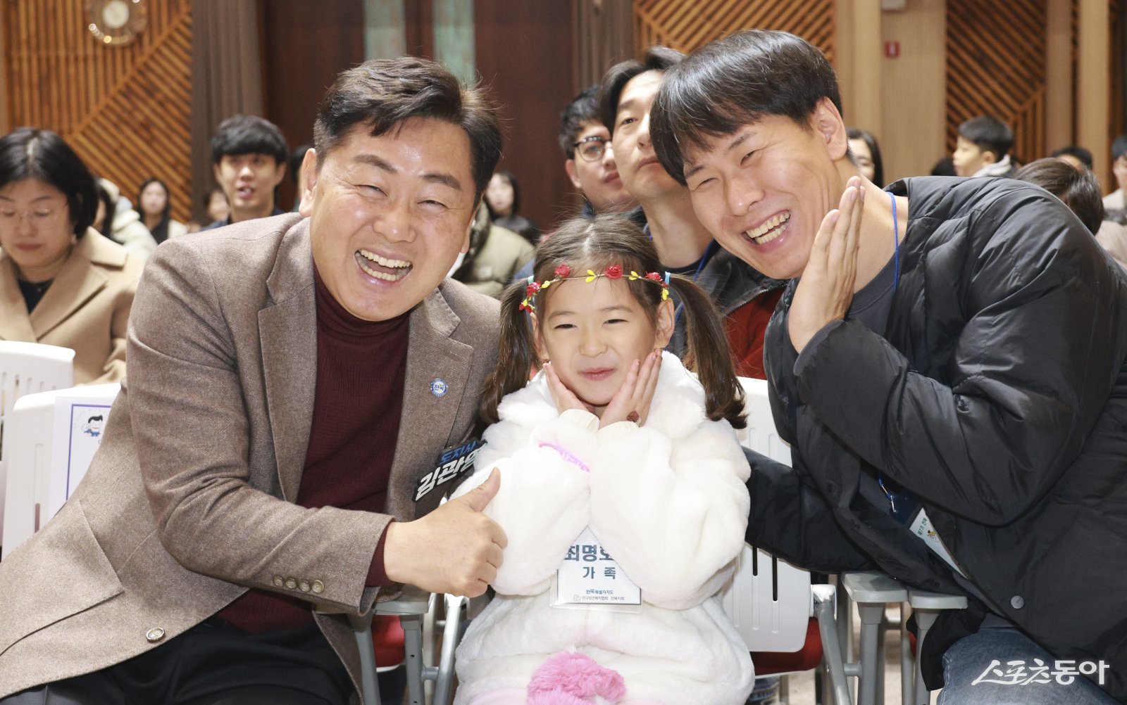 김관영 전북자치도지사가 지난 13일 전주치명자성지평화의전당에서 열린 ‘제7기 전북 100인의 아빠단 해단식’에 참여해 참여자들과 기념촬영을 하고 있다. 사진제공=전북자치도