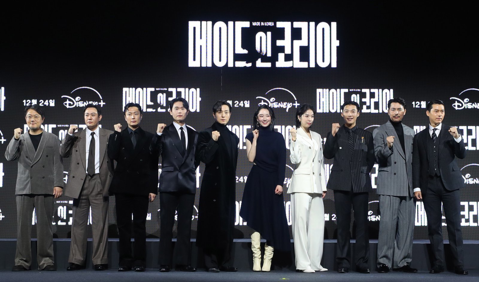 우민호 감독(왼쪽부터), 배우 박용우, 노재원, 강길우, 정성일, 원지안, 서은수, 우도환, 정우성, 현빈이 15일 오전 서울 강남구 그랜드인터컨티넨탈 파르나스에서 열린 디즈니 플러스 오리지널 시리즈 ‘메이드 인 코리아’ 제작발표회에서 포즈를 취하고 있다. 뉴시스