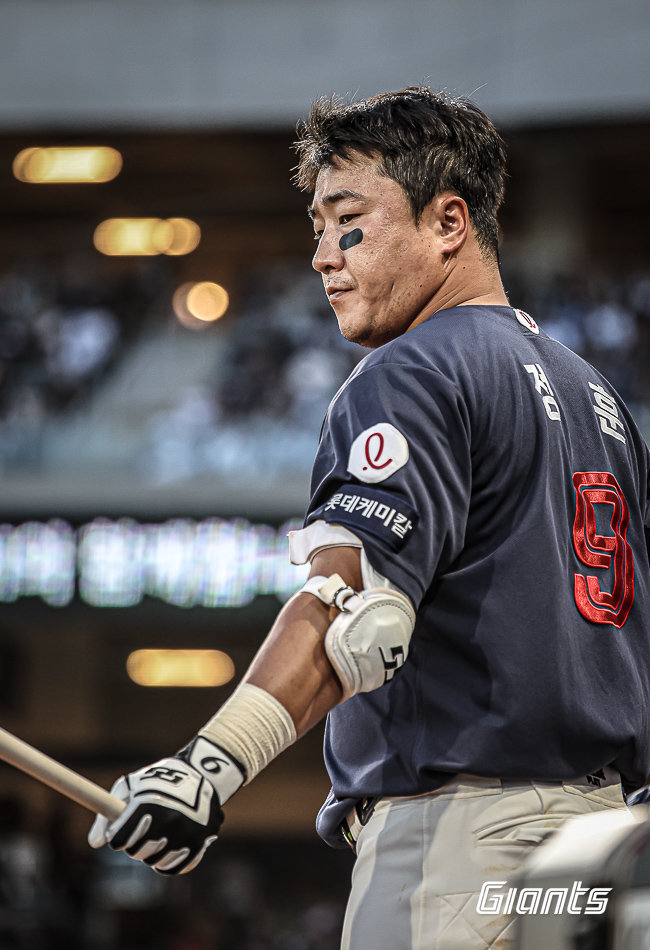 롯데 베테랑 내야수 정훈이 2025시즌을 끝으로 현역에서 물러난다. 정훈은 “롯데라는 팀에서 오랜 시간 함께하며 야구 인생의 가장 큰 행복과 자부심을 느꼈다”라며 은퇴 소감을 전했다. 사진제공|롯데 자이언츠