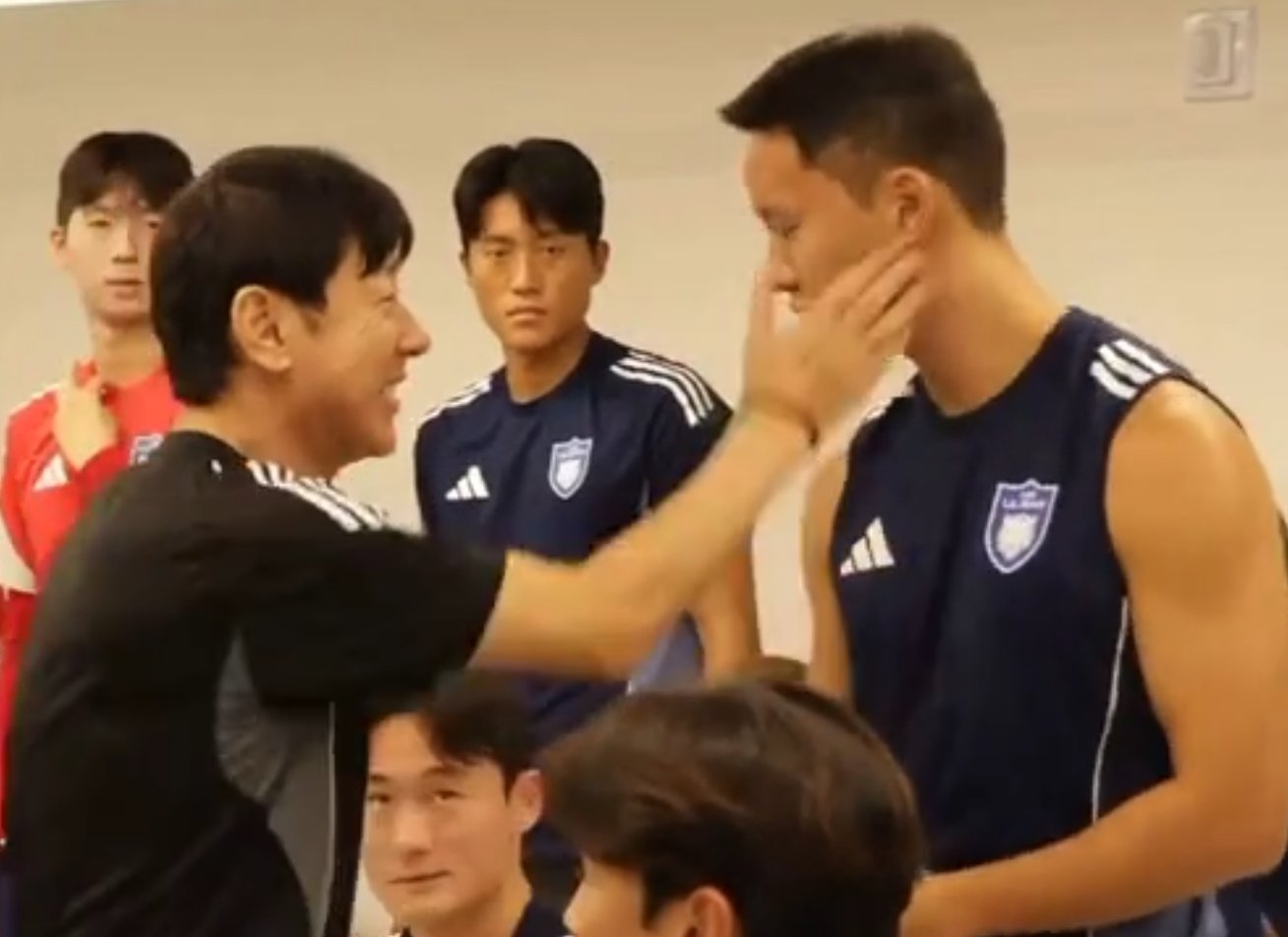 신태용 전 울산 감독이 8월 울산 선수단과 상견례에서 정승현과 악수한 뒤 뺨을 치고 있는 장면. 이를 두고 축구계에서는 폭력과 친근함의 표시라는 입장이 갈리고 있다. 사진출처|영상 캡처