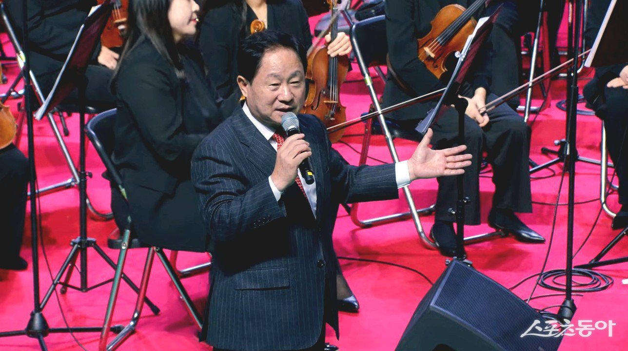 주광덕 시장은 13일 남양주체육문화센터에서 남양주시립예술단과 시민합창단이 함께하는 ‘송년음악회’에서 인사말을 하고 있다. 사진제공ㅣ남양주시 